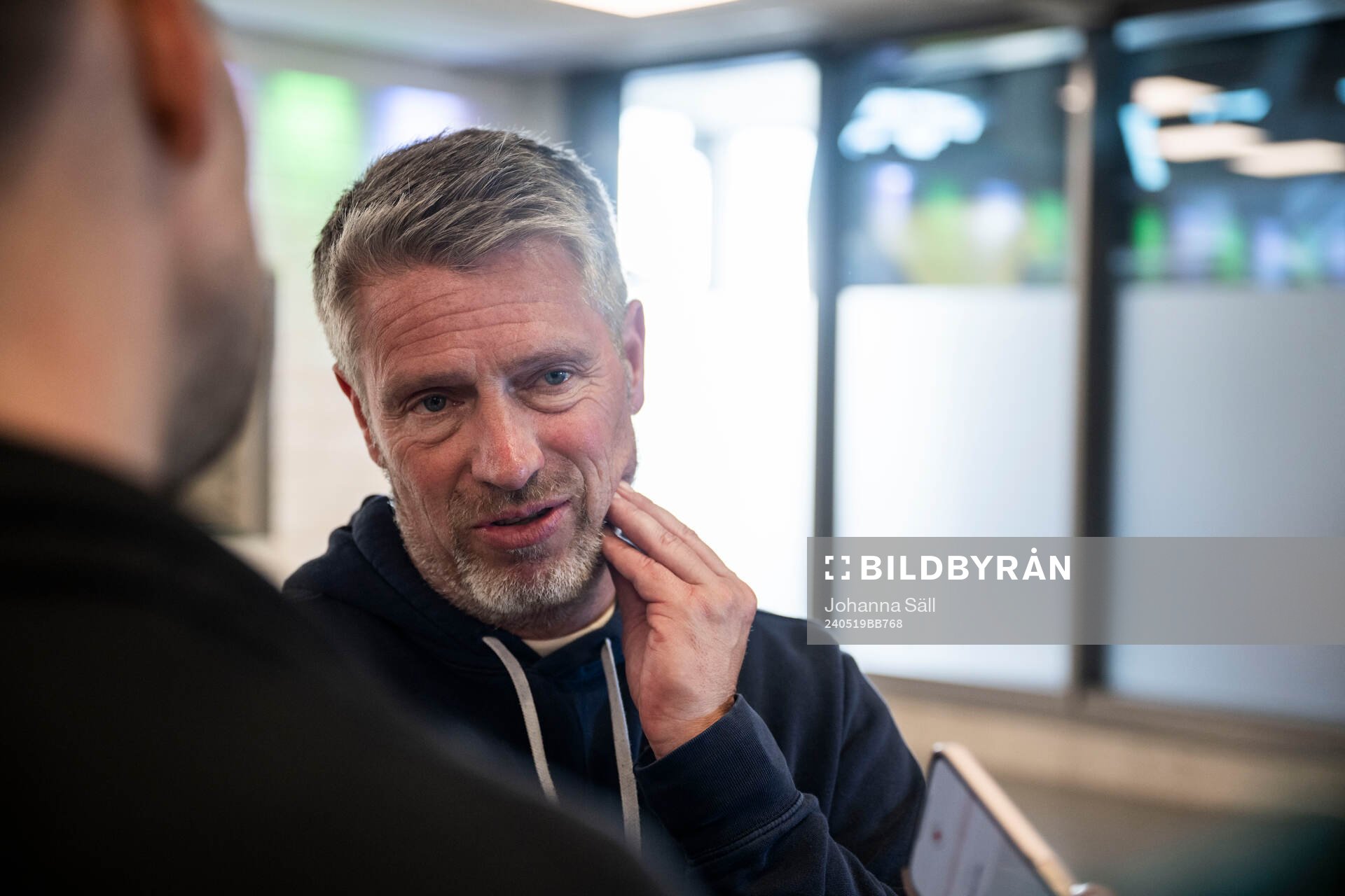 AIKs sportchef Thomas Berntsen i mixade zonen