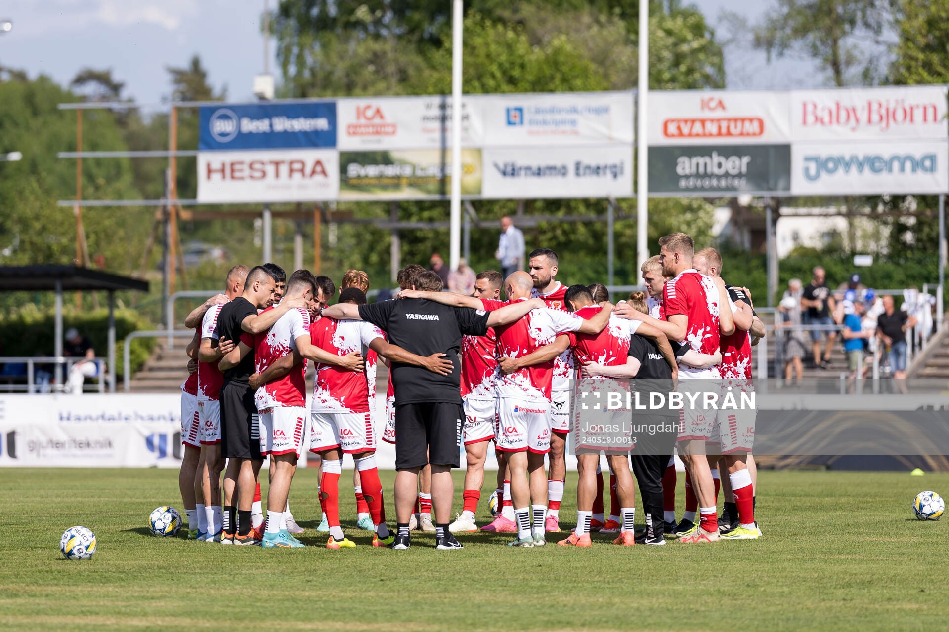 Kalmars spelare samlas under värmningen före fotbollsmatchen i Allsvenskan mellan Värnamo och Kalmar den 19 maj 2024 i Värnamo. 