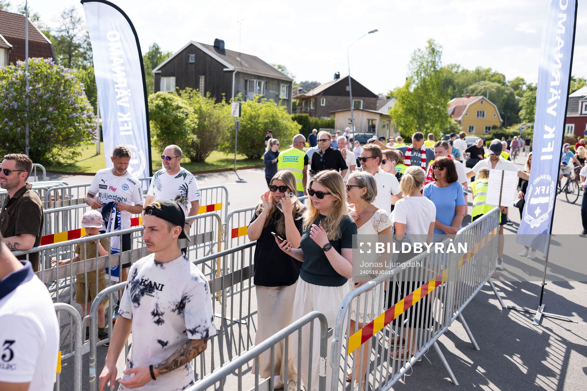 Supportrar upp i kö