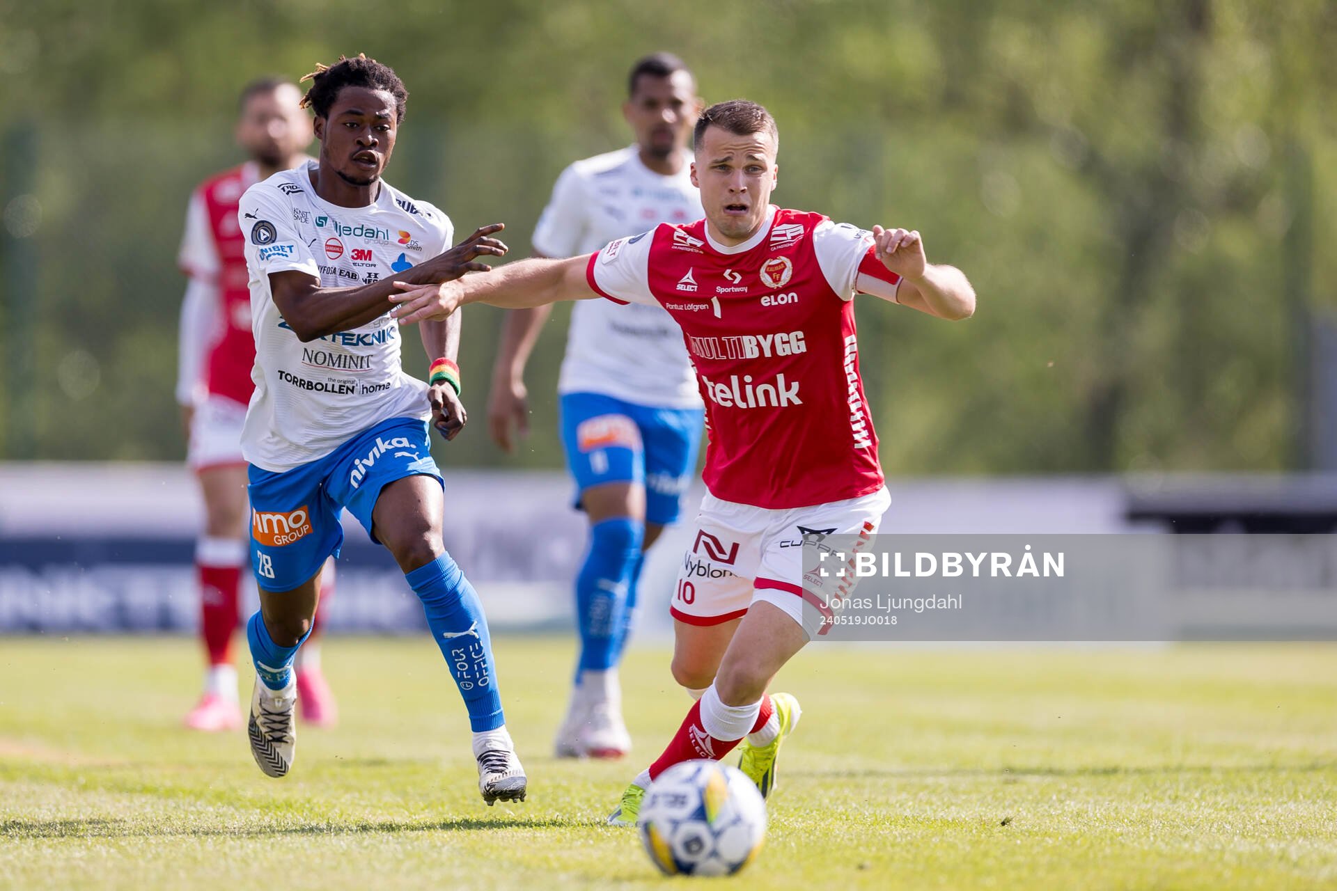 Värnamos Frank Junior Adjei och Kalmars Simon Skrabb