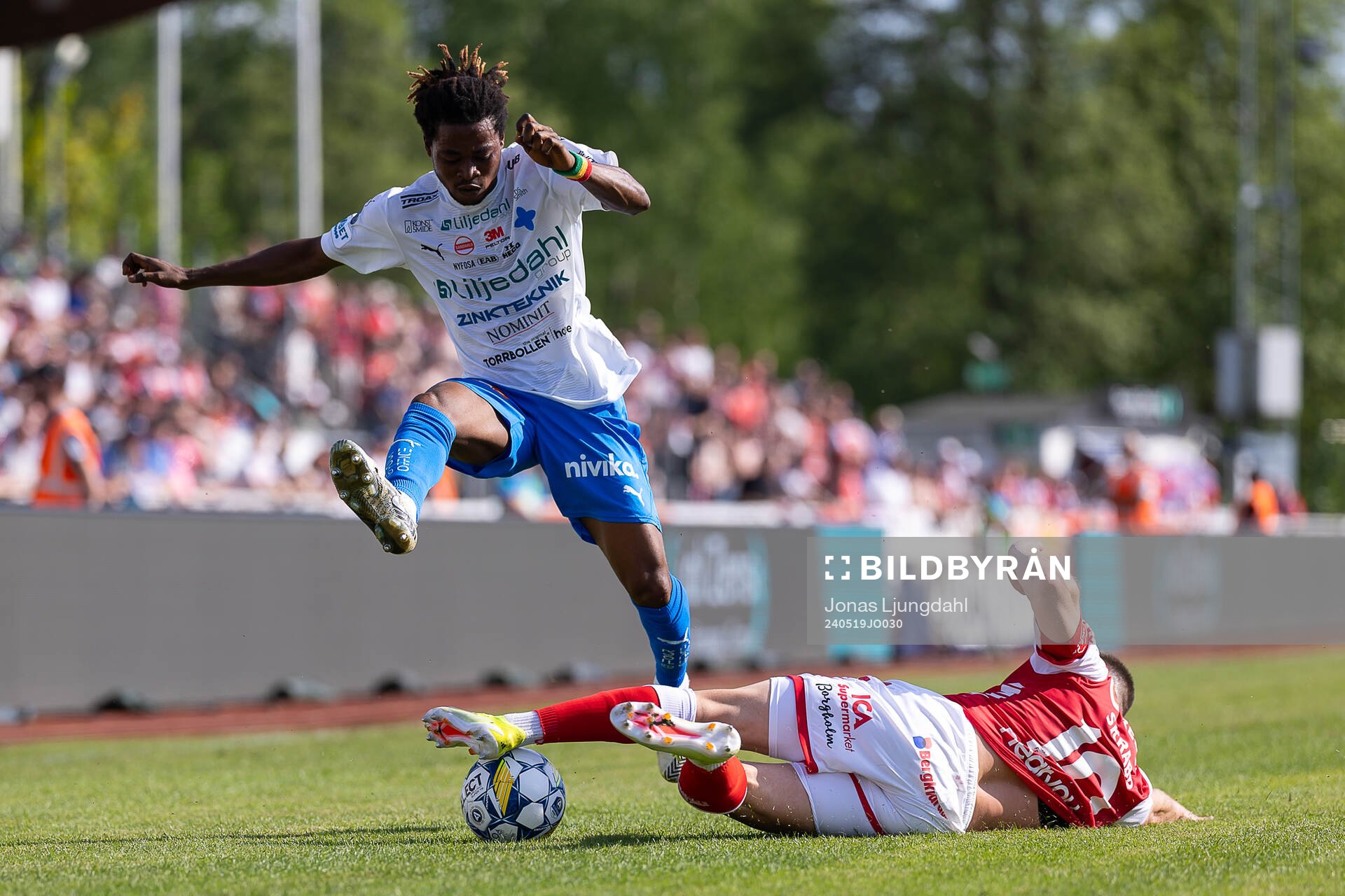 Värnamos Frank Junior Adjei och Kalmars Simon Skrabb