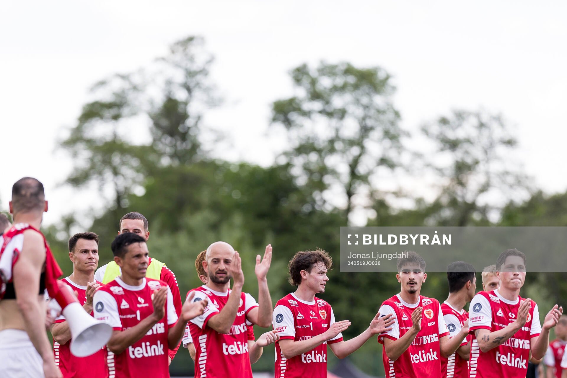 Kalmars spelare jublar efter fotbollsmatchen i Allsvenskan mellan Värnamo och Kalmar den 19 maj 2024 i Värnamo. 