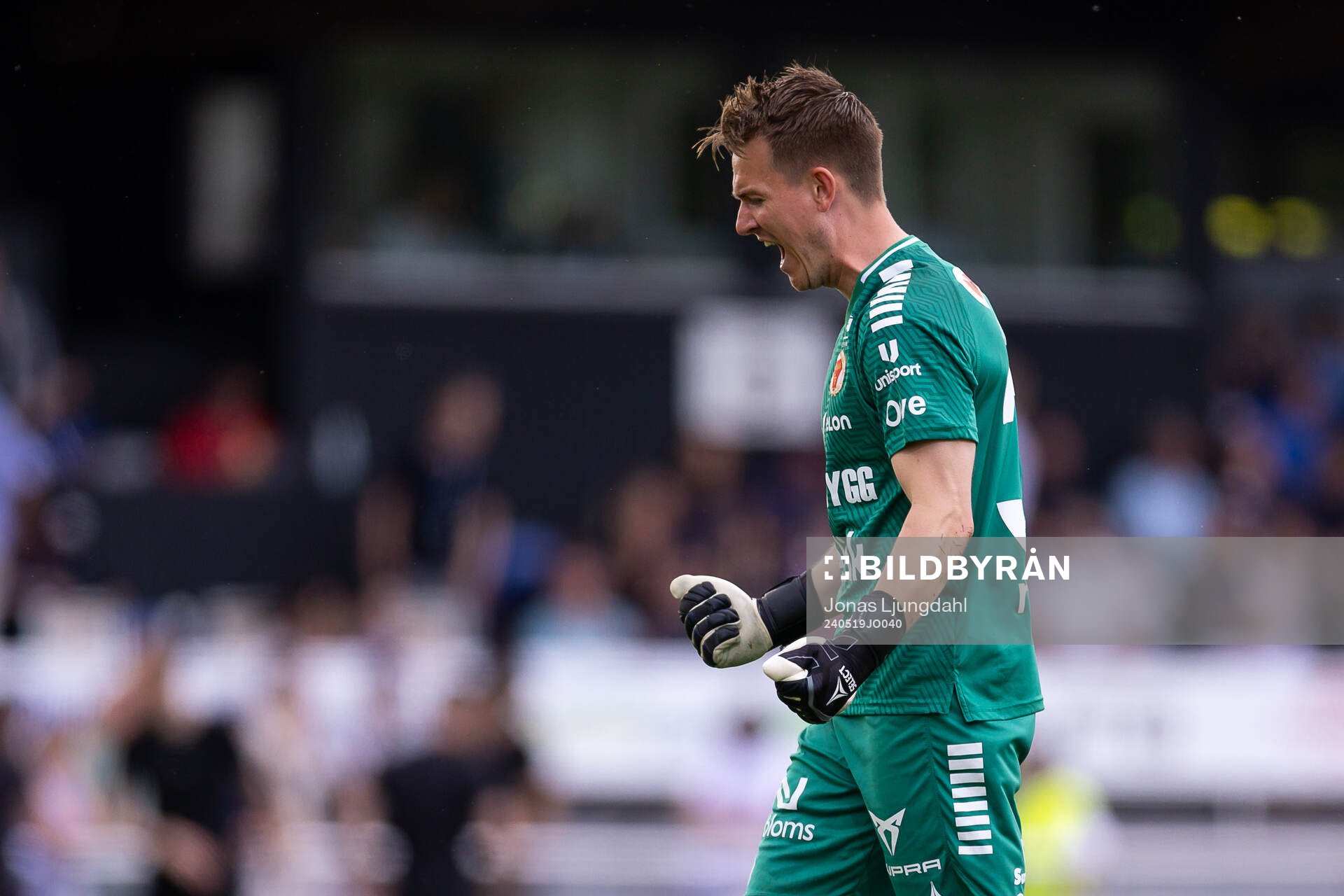 Kalmars målvakt Jakob Kindberg jublar efter fotbollsmatchen i Allsvenskan mellan Värnamo och Kalmar den 19 maj 2024 i Värnamo. 