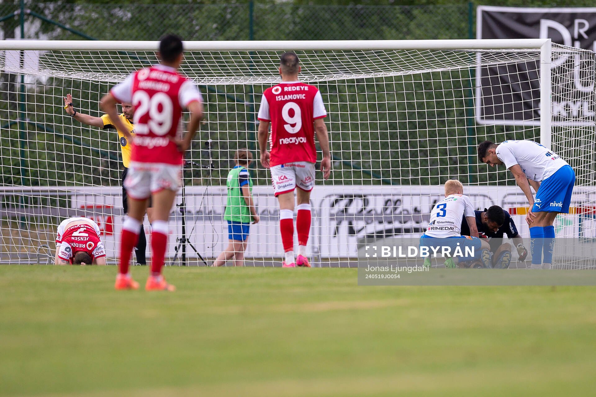 Kalmars Kevin Jensen och Värnamos målvakt Jonathan Ursin