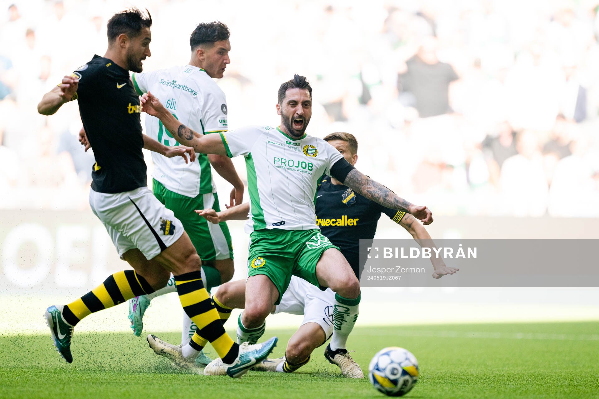 Hammarbys Nahir Besara i en kamp mot AIKs Sotirios