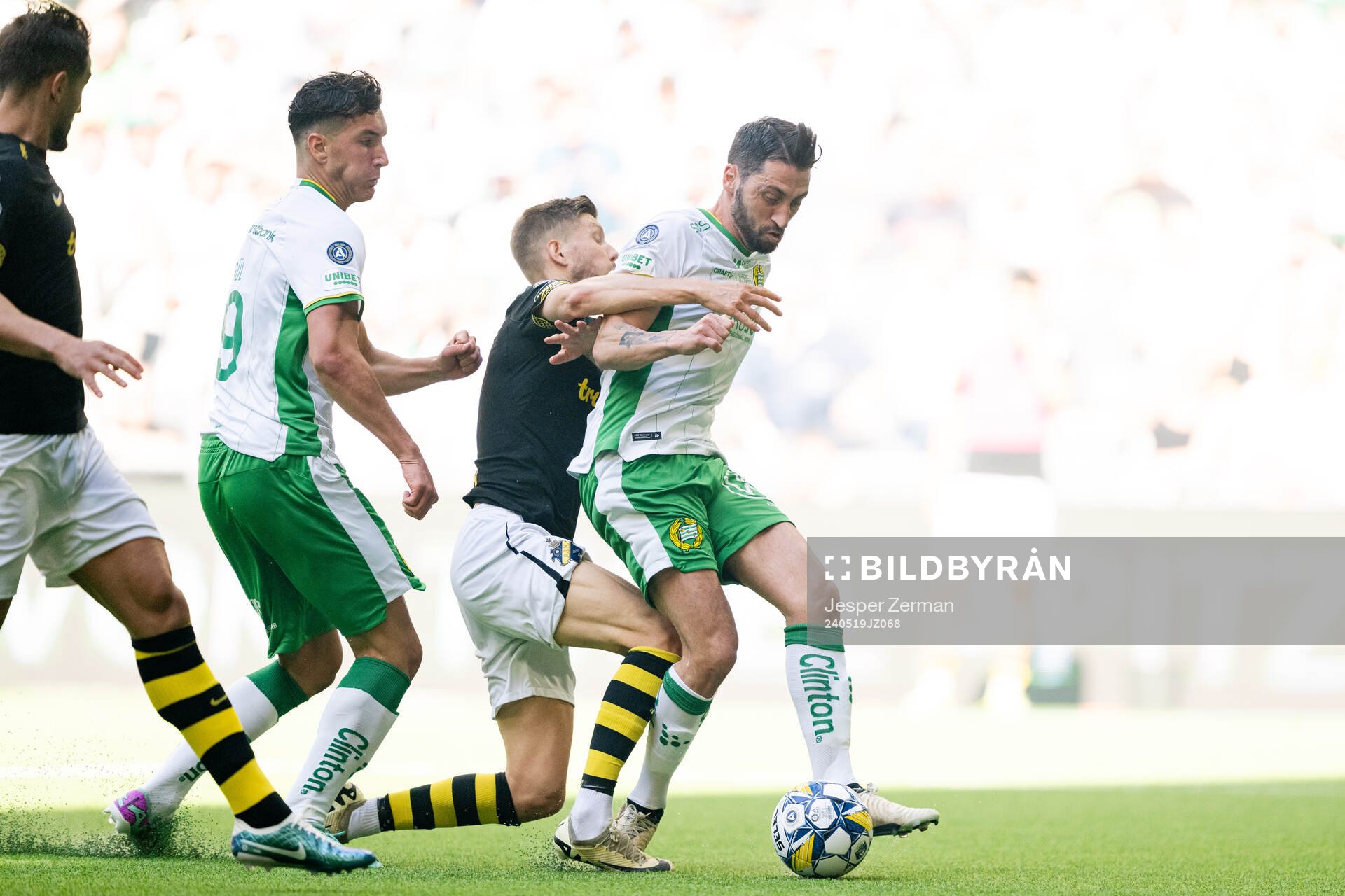 Hammarbys Nahir Besara i en kamp mot AIKs Anton Salétros
