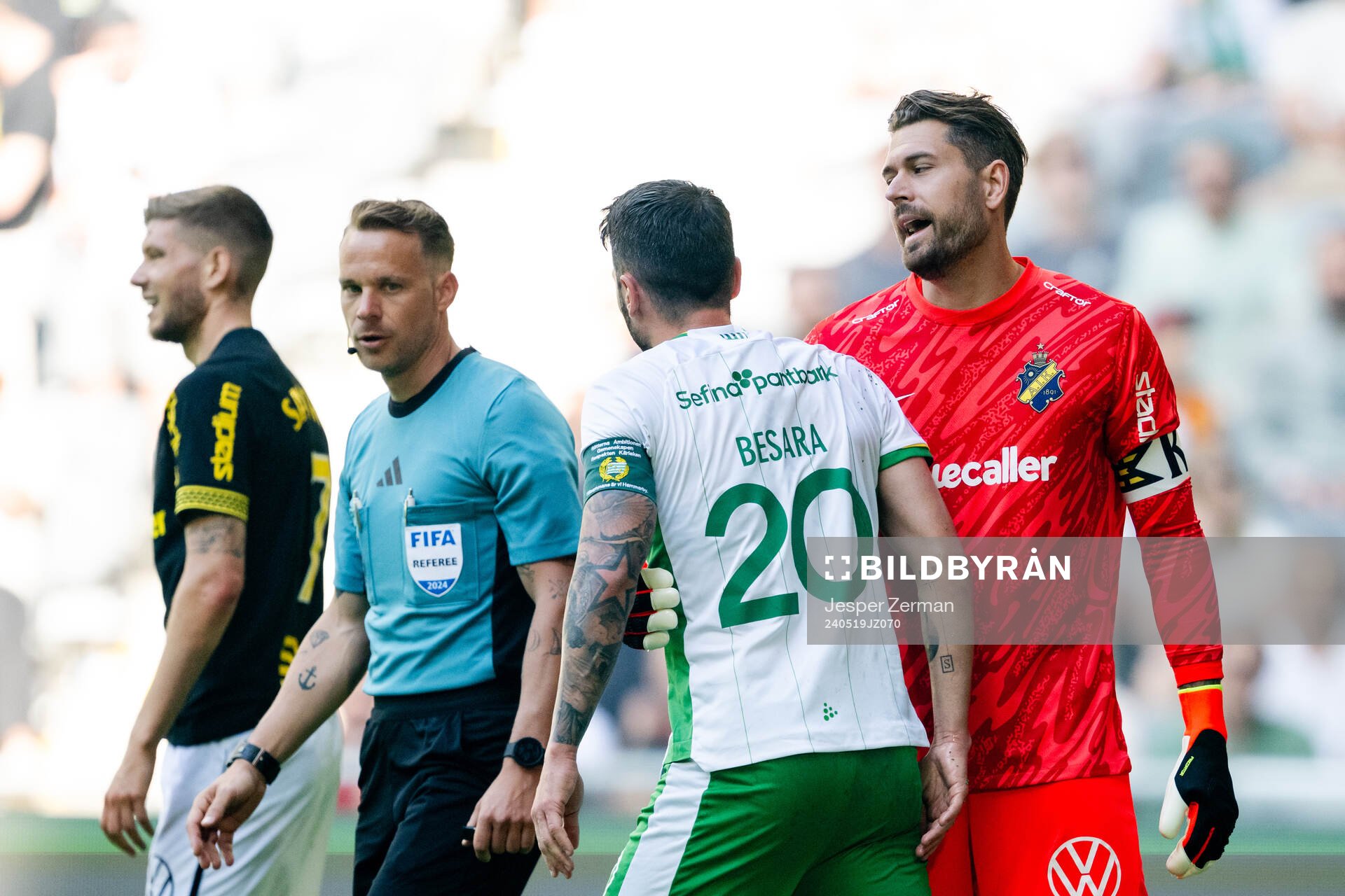 Hammarbys Nahir Besara och AIKs målvakt Kristoffer