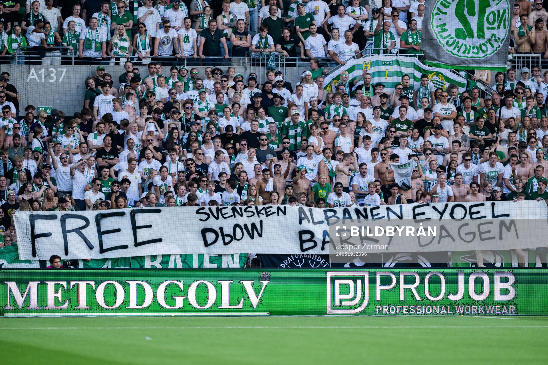 Hammarbys supportar med en banderoll