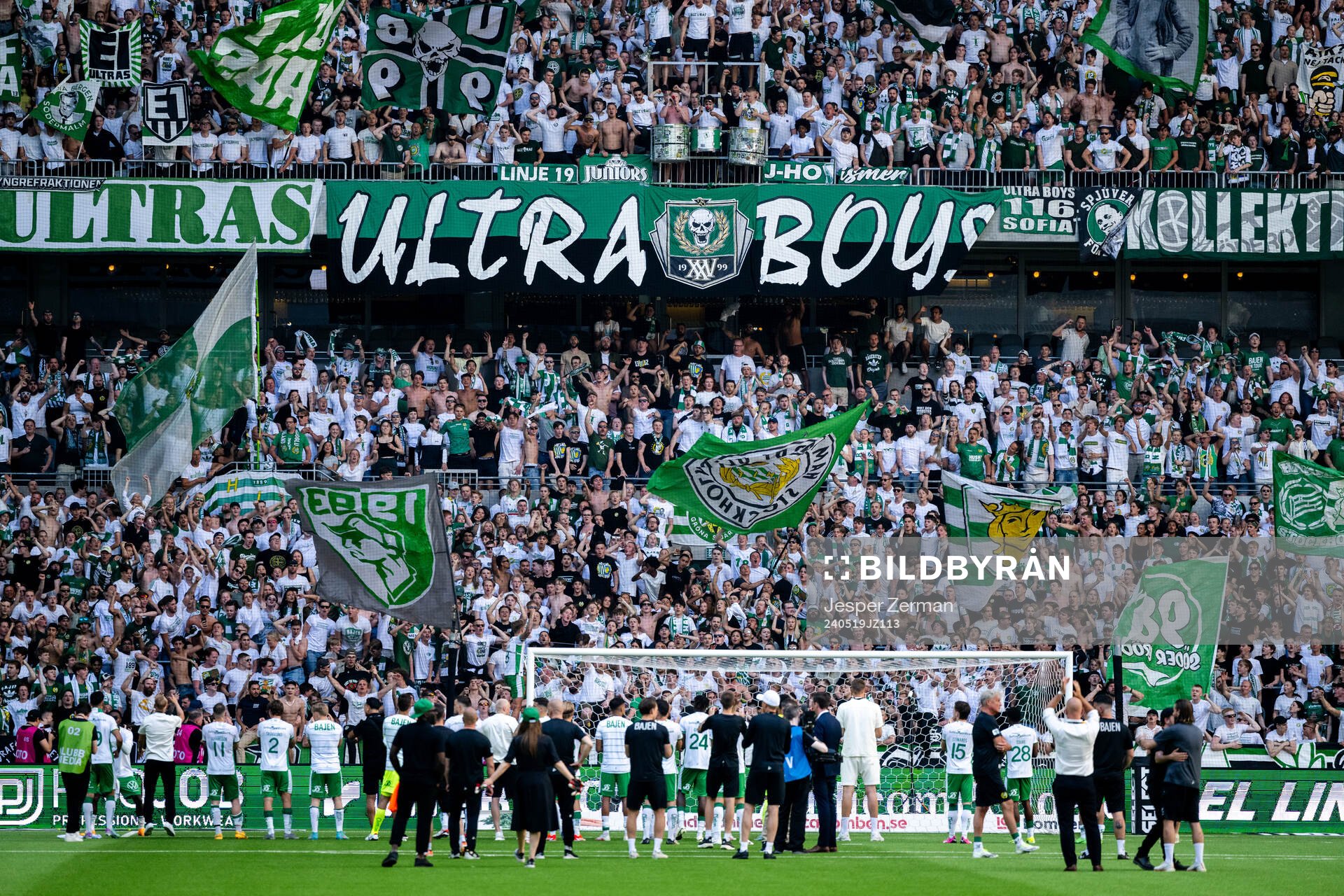 Hammarbys spelare och supportrar jublar