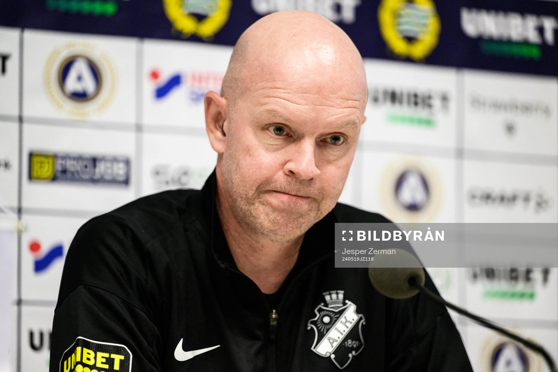 AIKs tränare Henning Berg på presskonferensen