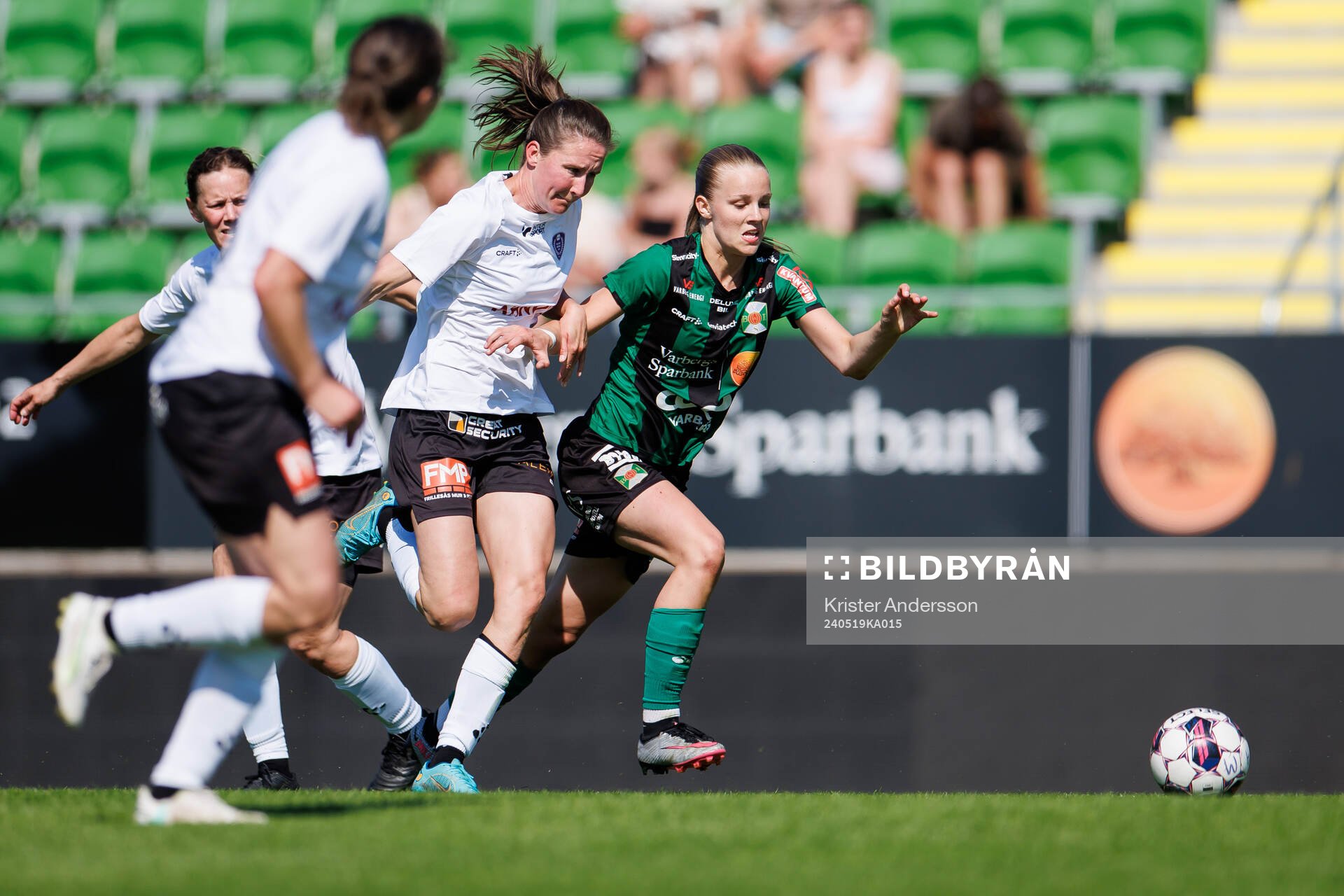Valders Michaela Danielsson och Varbergs Mollie Josefsson under fotbollsmatchen i Division 2 Västra Götaland mellan Varberg och Valinge-Derome den 19 maj 2024 i Varberg.