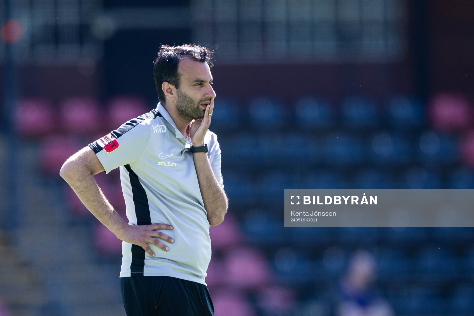 Brommapojkarnas tränare Andreas Engelmark deppar