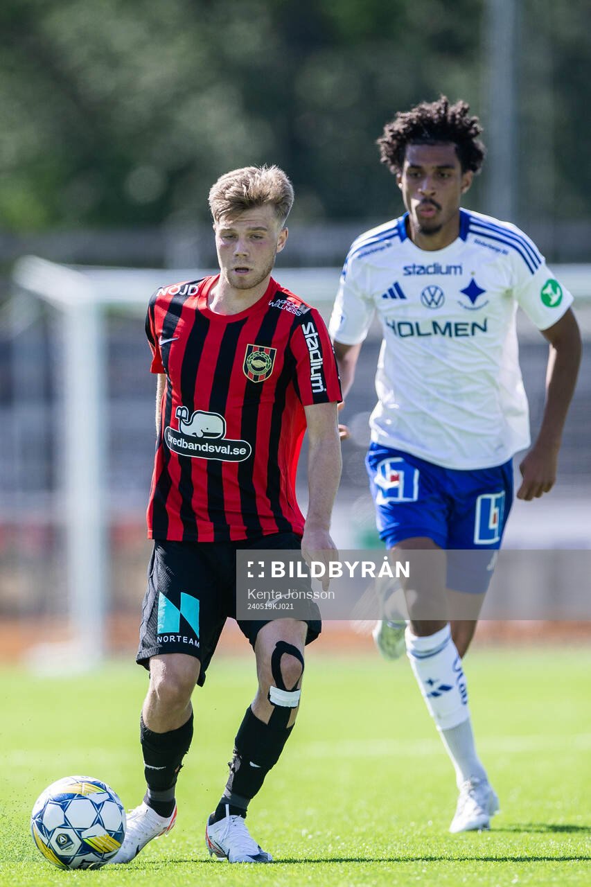 Brommapojkarnas Wilmer Odefalk och IFK Norrköpings Jesper Ceesay under fotbollsmatchen i Allsvenskan mellan Brommapojkarna och IFK Norrköping den 19 maj 2024 i Stockholm.