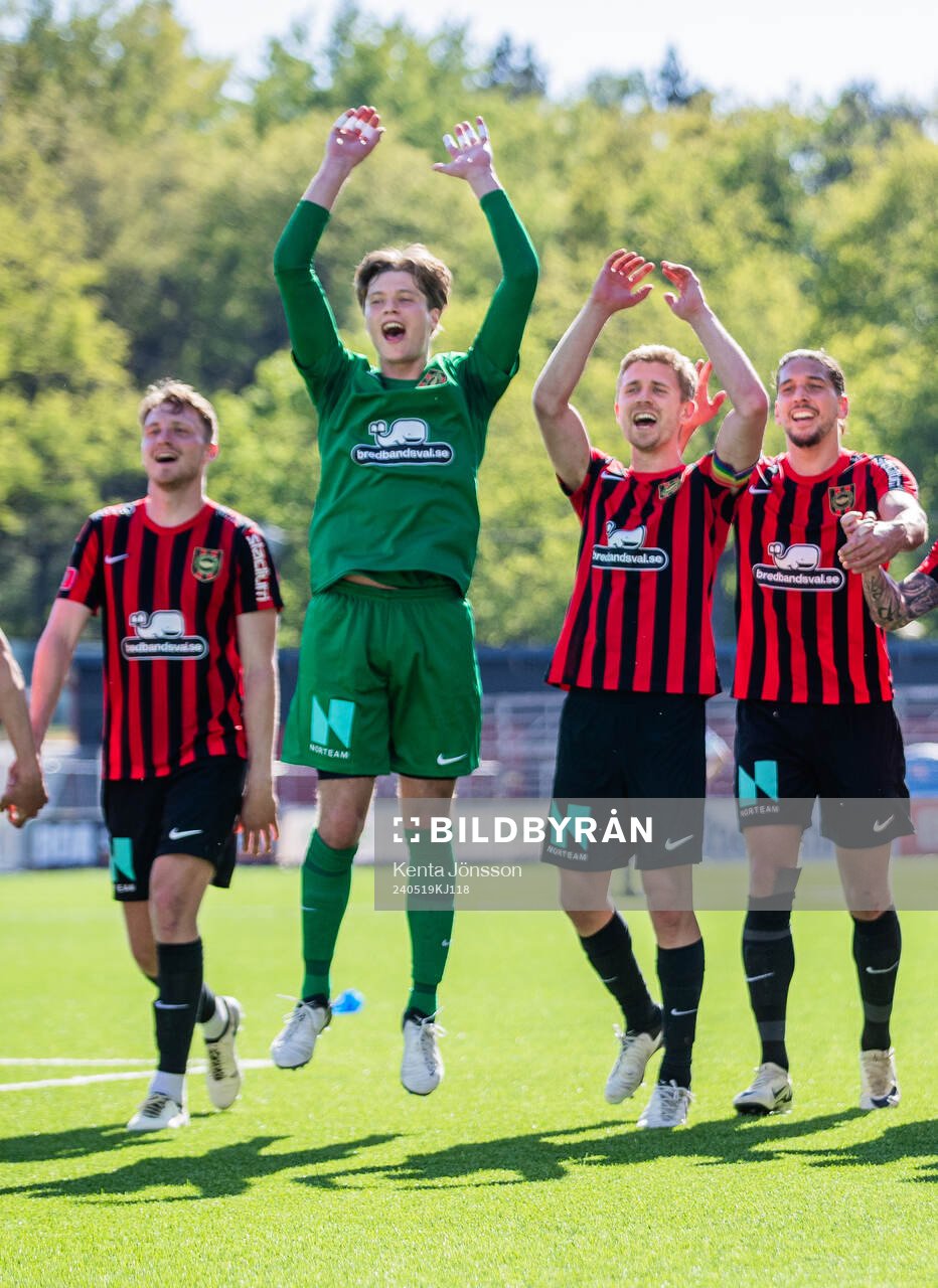 Brommapojkarnas målvakt Filip Sidklev, Ludvig Fritzson och Nikola Vasic jublar efter fotbollsmatchen i Allsvenskan mellan Brommapojkarna och IFK Norrköping den 19 maj 2024 i Stockholm. 