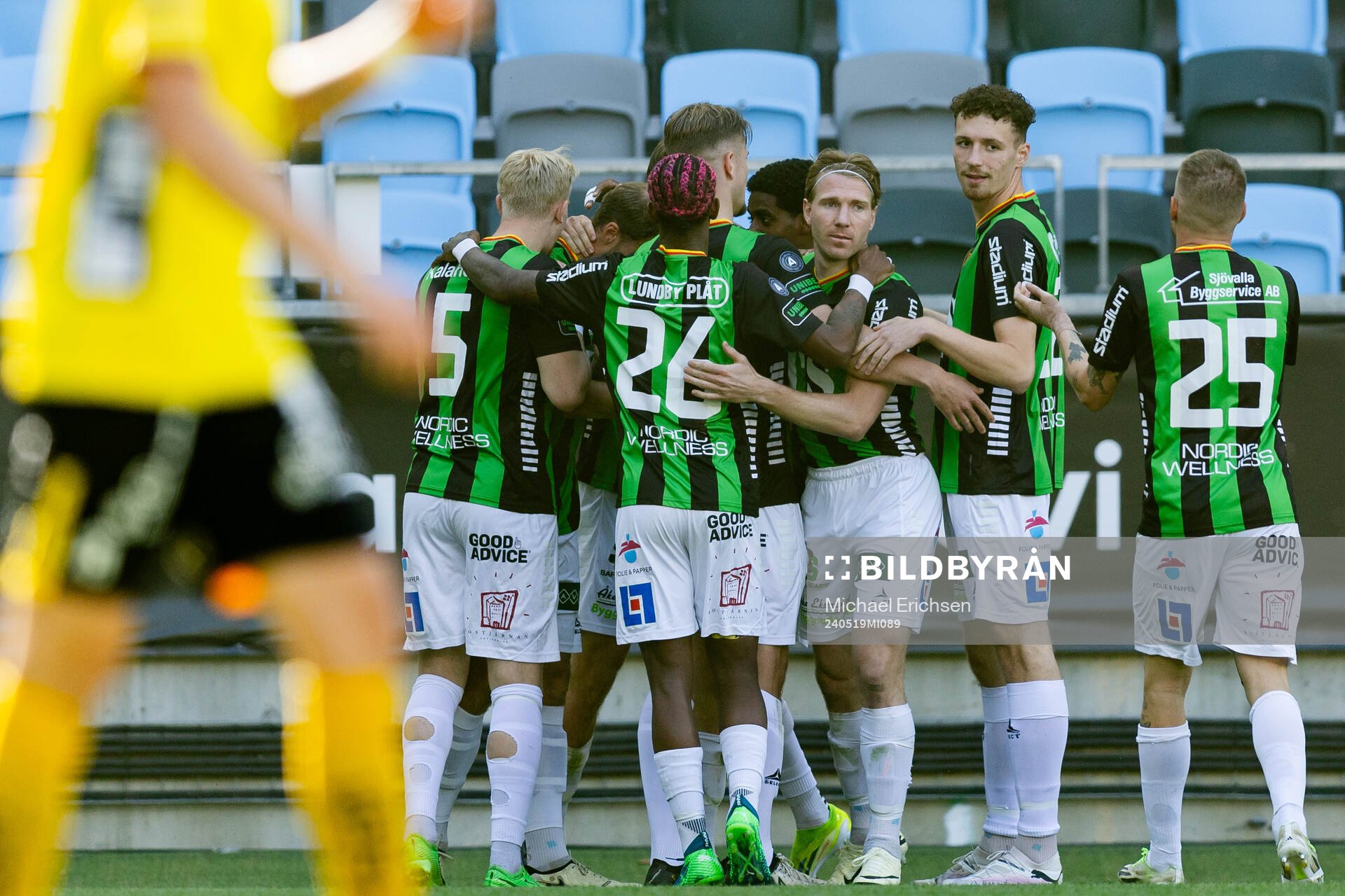 GAIS Axel Henriksson jublar med lagkamrater
