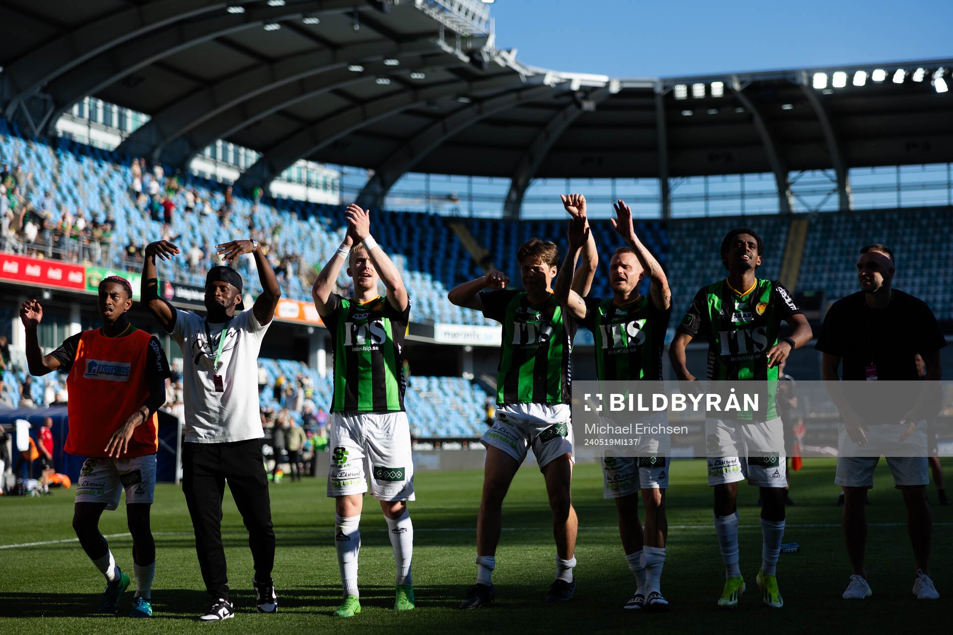 GAIS spelare tackar publiken efter fotbollsmatchen i Allsvenskan mellan GAIS och Elfsborg den 19 maj 2024 i Göteborg. 