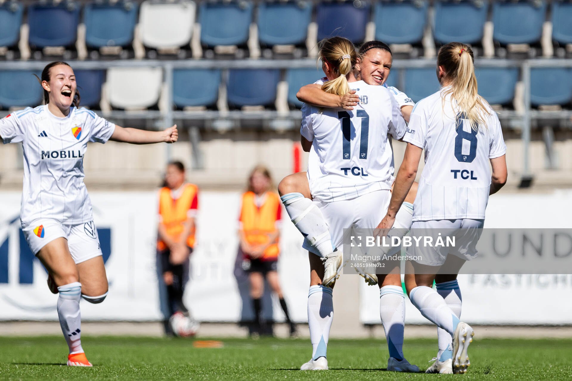 Djurgårdens Therese Åsland och Alexsandra Lobanova jublar efter 0-1 under fotbollsmatchen i Damallsvenskan mellan Linköping och Djurgården den 19 maj 2024 i Linköping.
