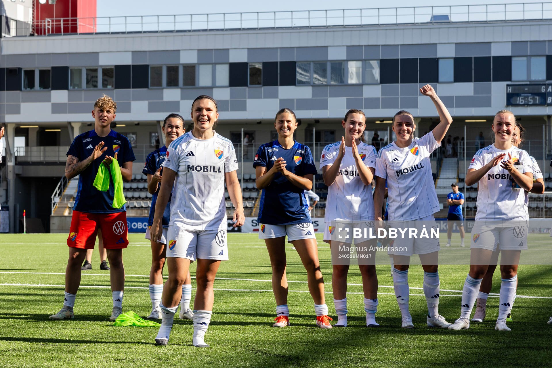 Djurgårdens spelare jubalr efter fotbollsmatchen i Damallsvenskan mellan Linköping och Djurgården den 19 maj 2024 i Linköping. 