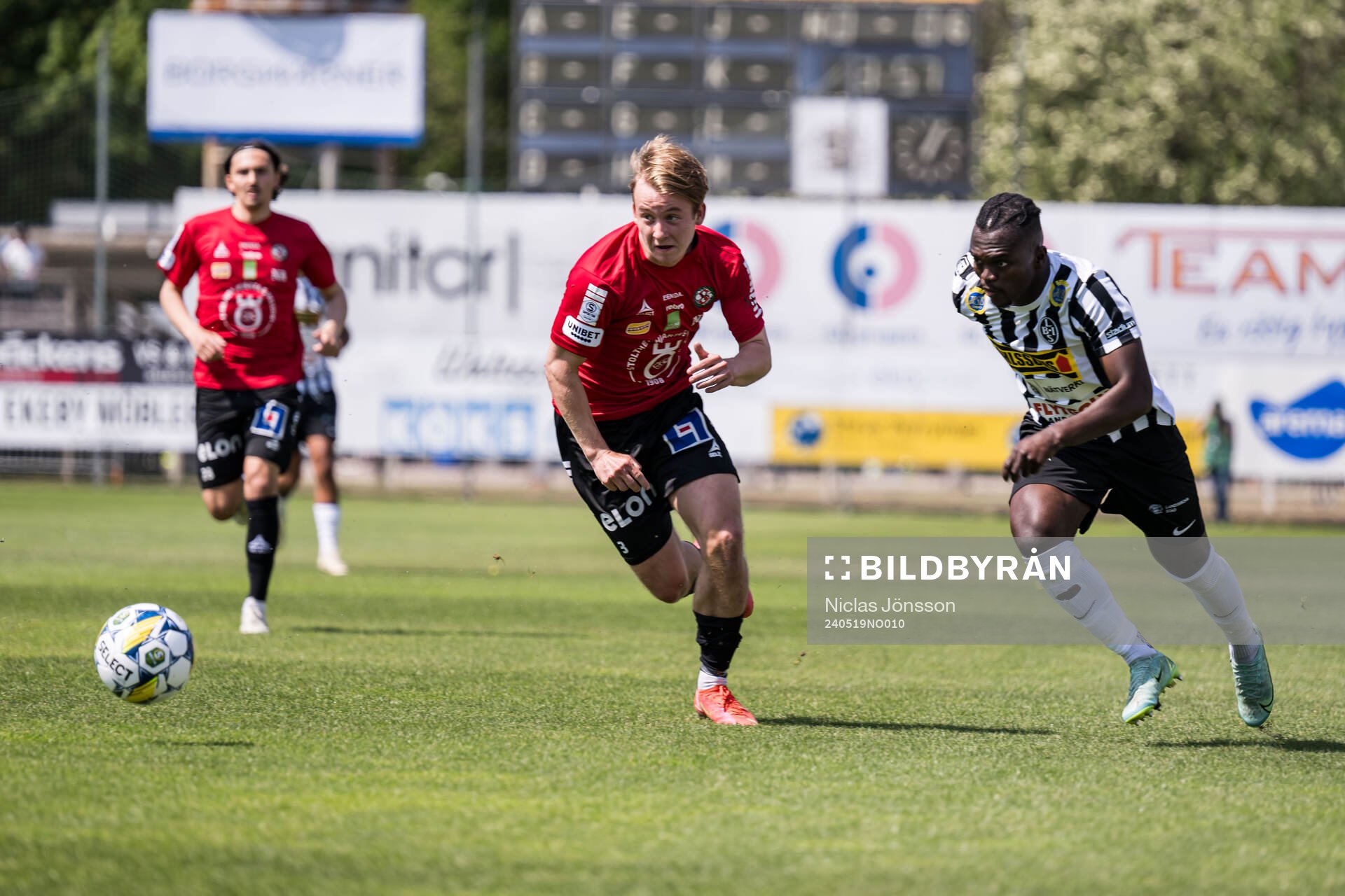 Örebros Oskar Käck och Landskronas Kofi Asare