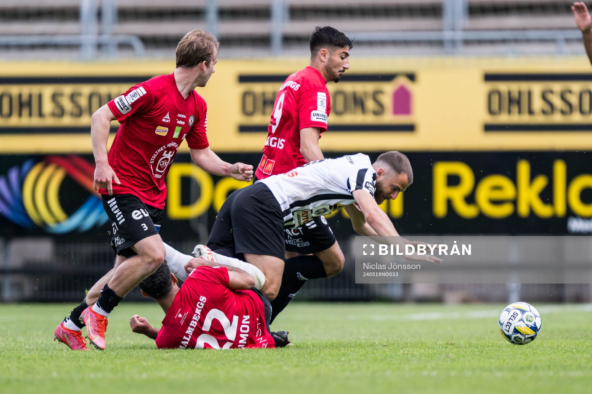 Örebros Lucas Shlimon och Landskronas Filip Sachpekidis