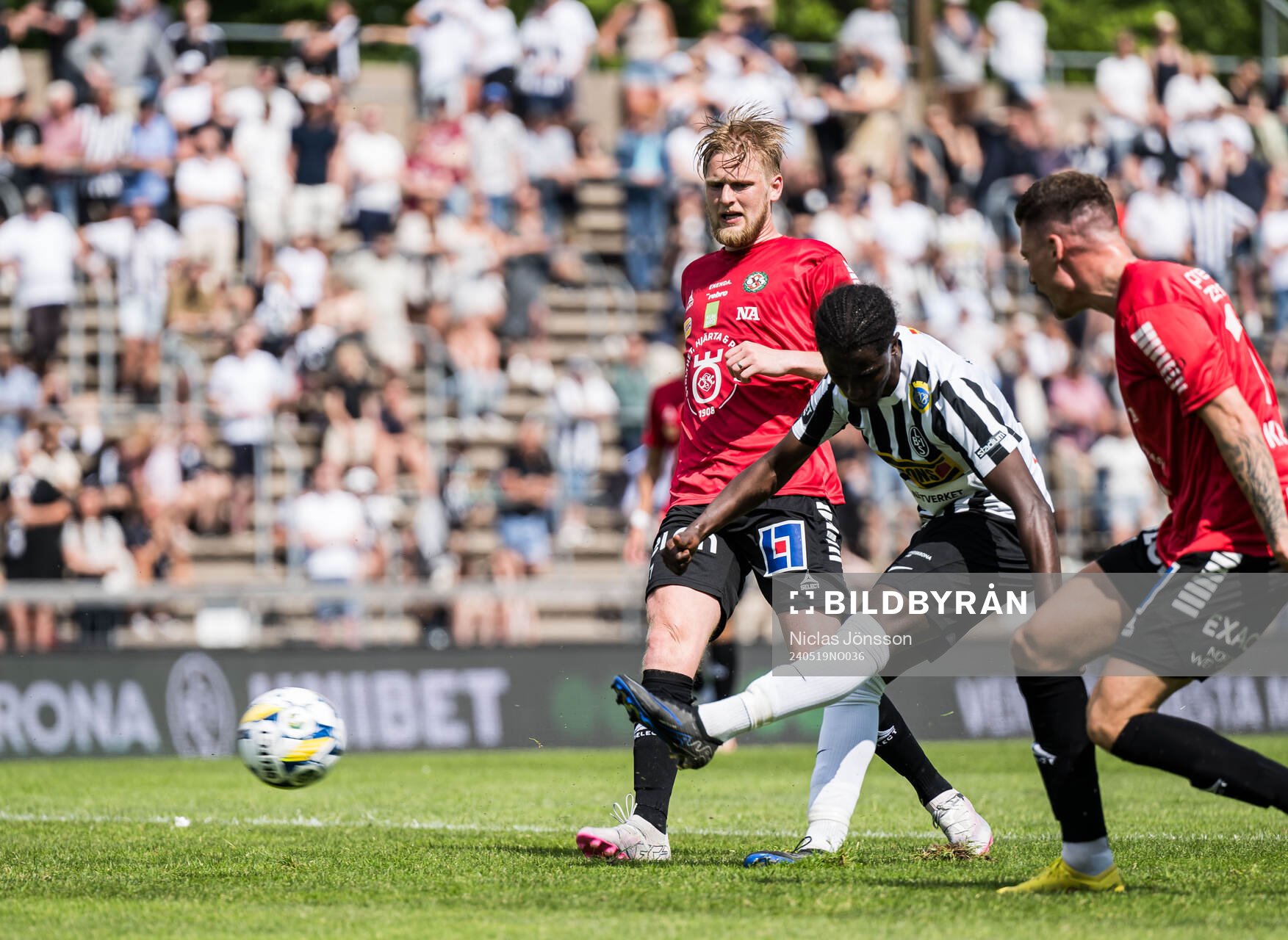 Örebros Karl Holmberg och Landskronas Max'Med Omar Mohamed