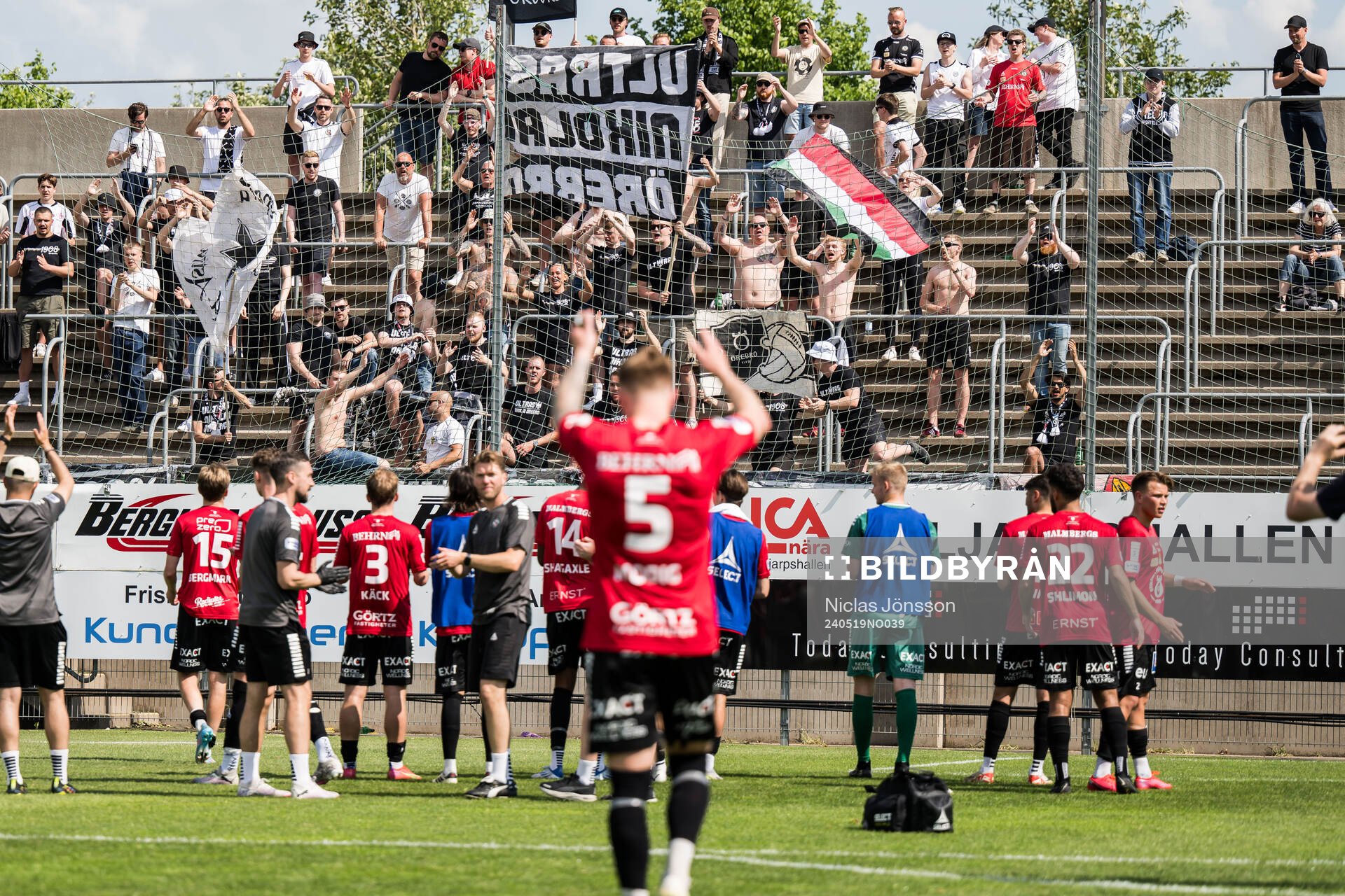 Örebros spelarna jublar