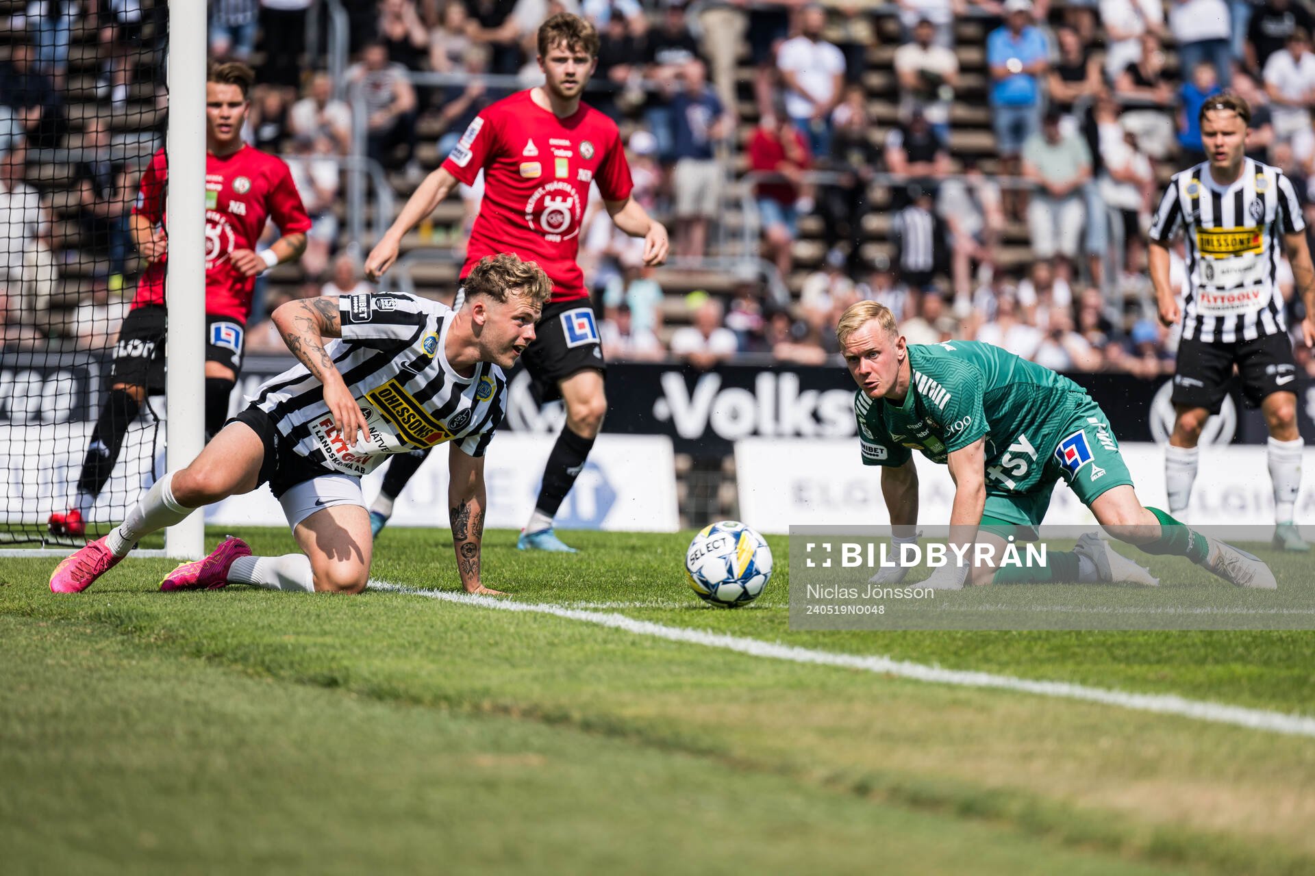 Landskronas Filip Sachpekidis och Örebros målvakt Malte