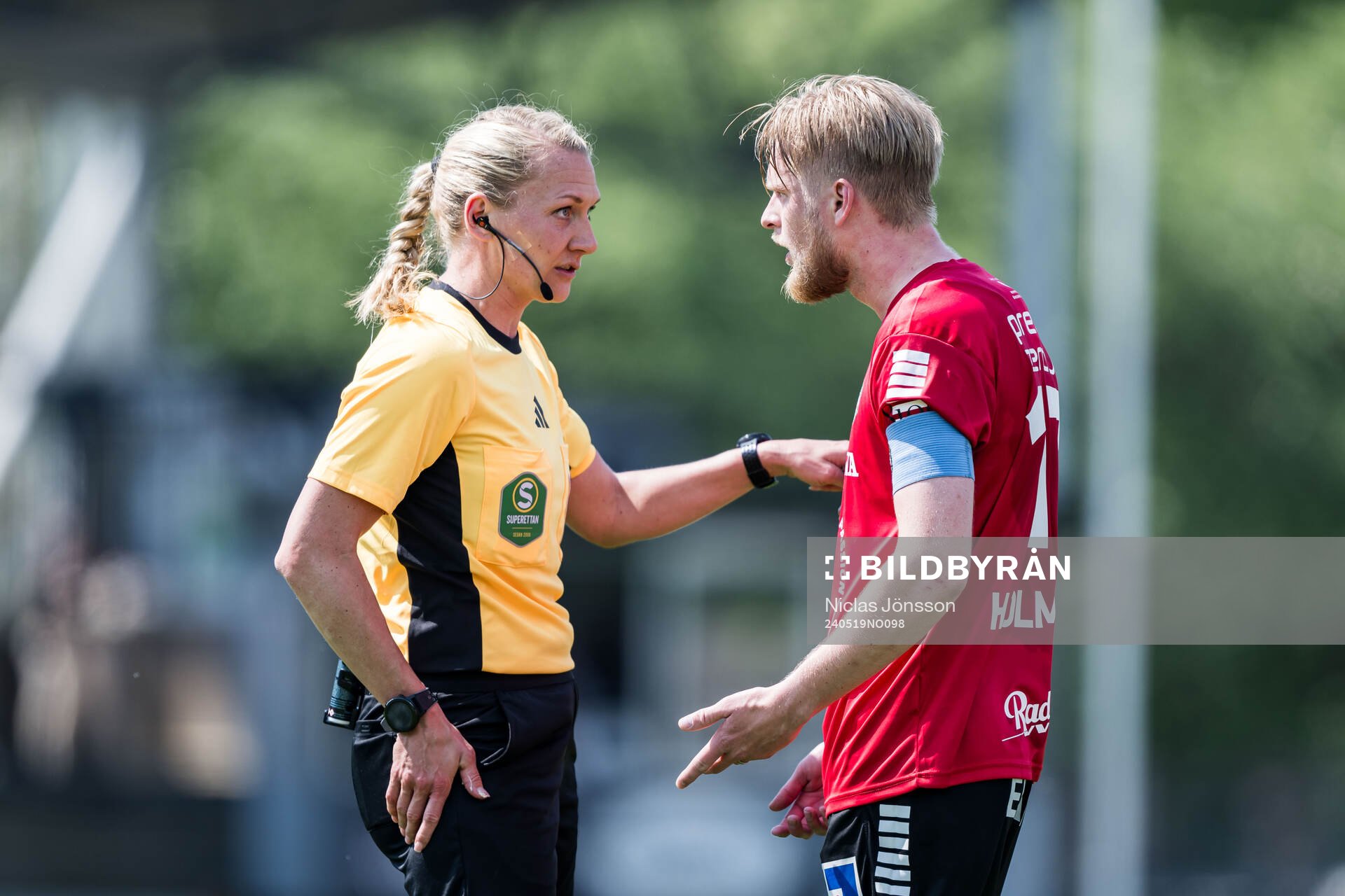 Domare Tess Olofsson och Örebros Karl Holmberg