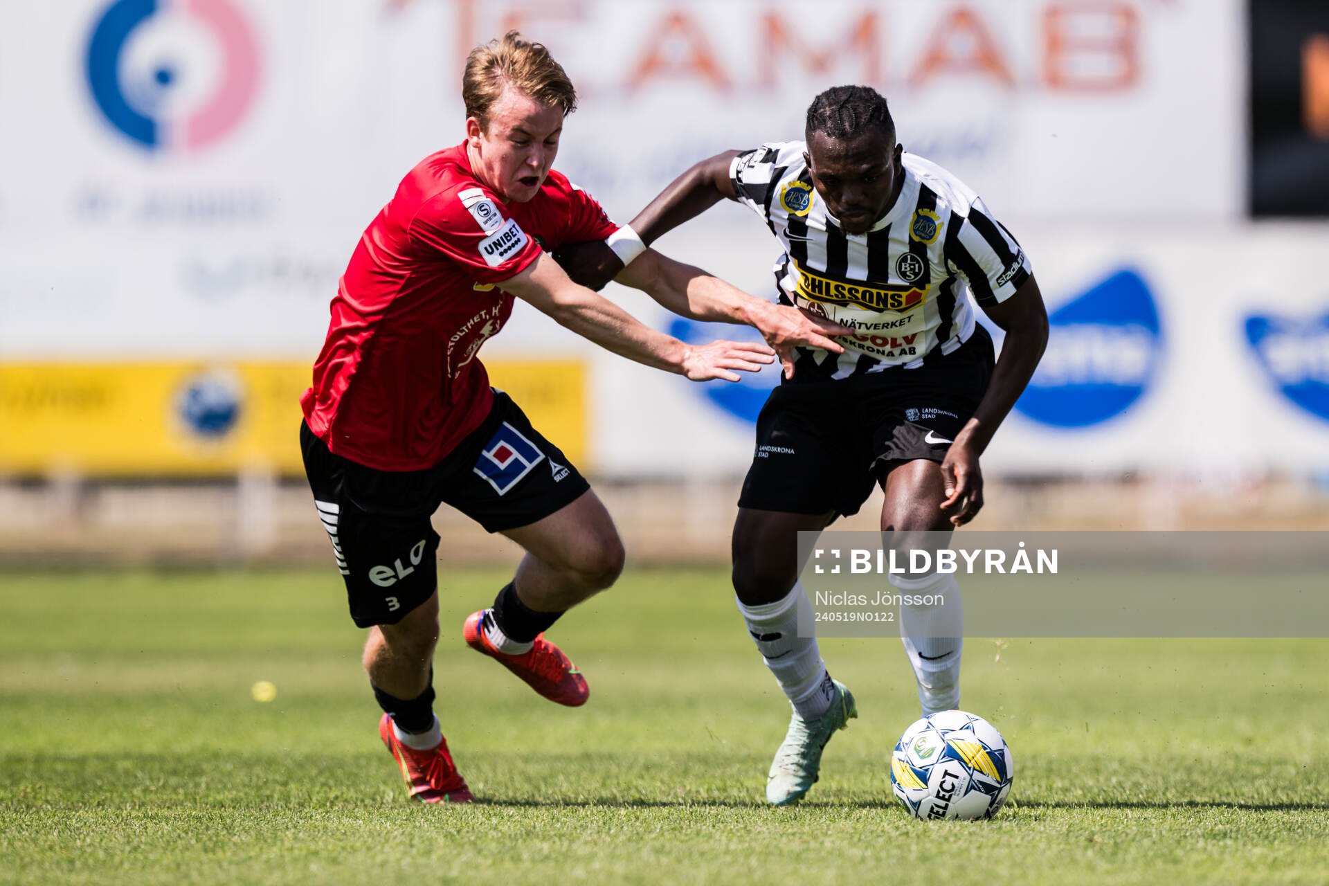 Örebros Oskar Käck och Landskronas Kofi Asare