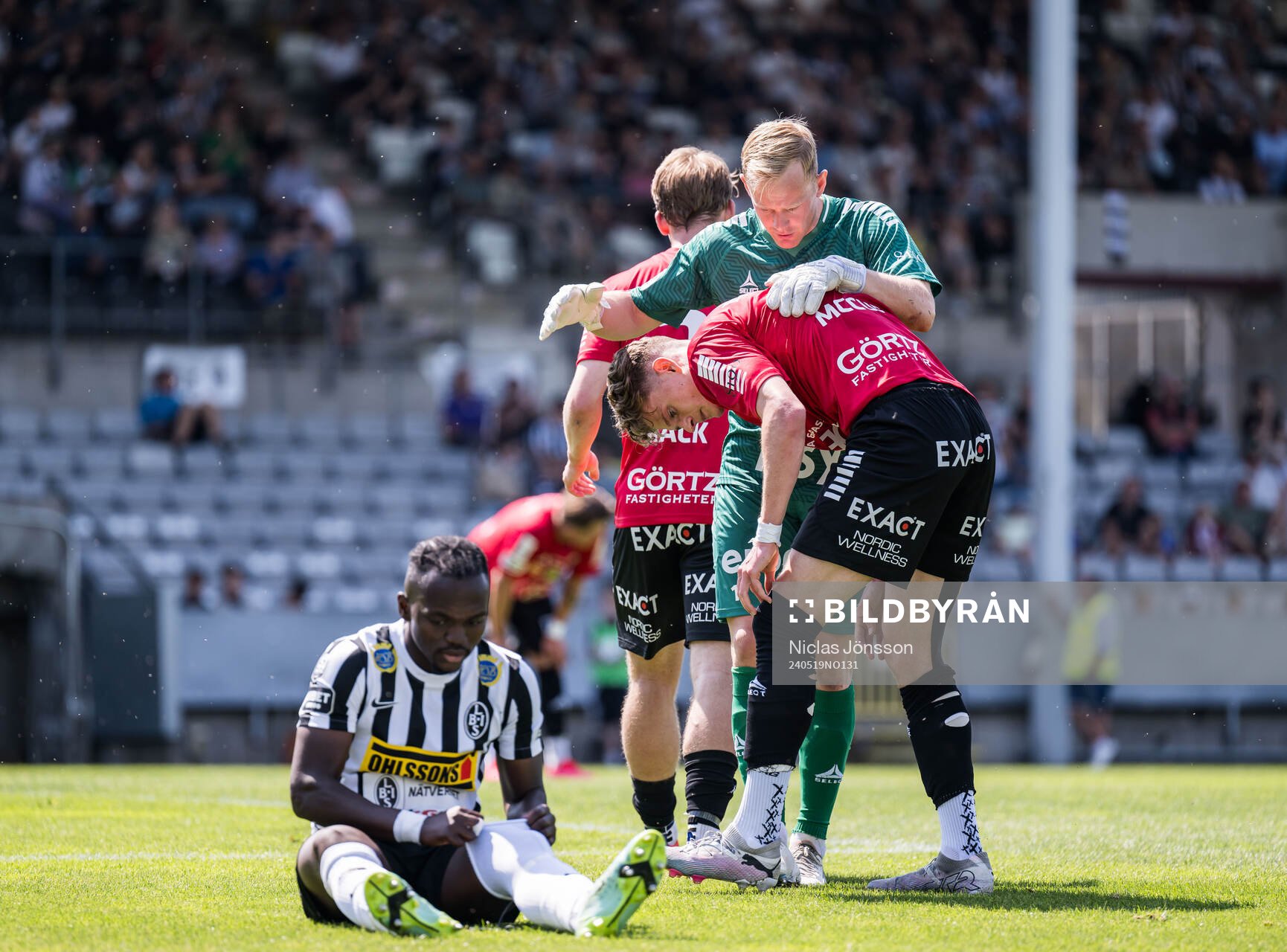 Landskronas Kofi Asare och Örebros Erik Mc Cue och