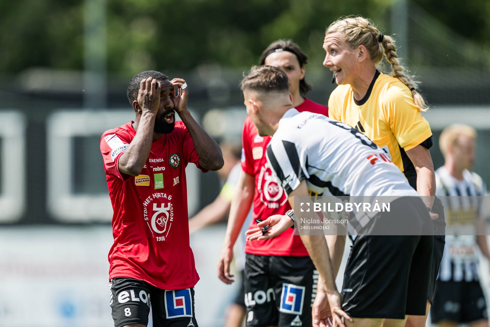 Örebros Mohammed Khalid Saeid och Domare Tess Olofsson