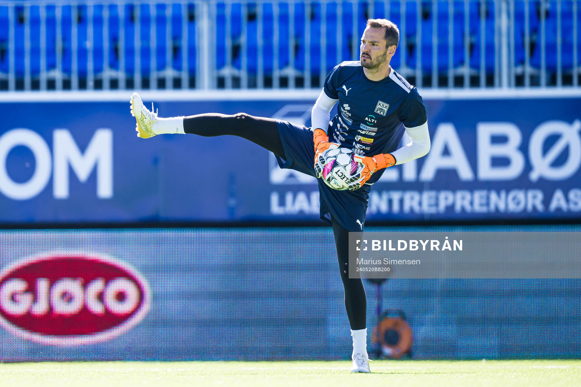 Michael Lansing of Kristiansund warms up