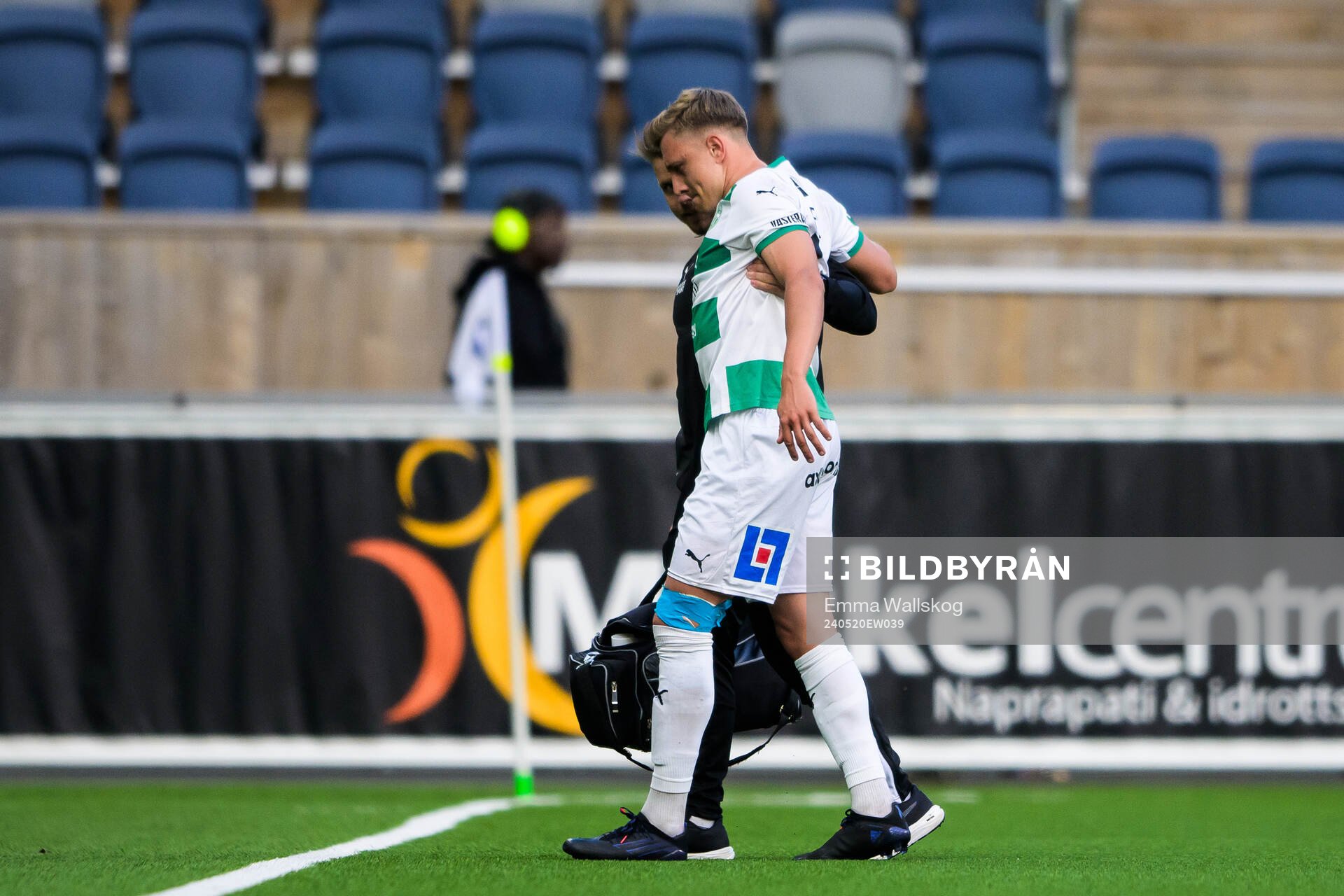 Västerås Simon Gefvert har ont under fotbollsmatchen i Allsvenskan mellan Sirius och Västerås den 20 maj 2024 i Uppsala. 