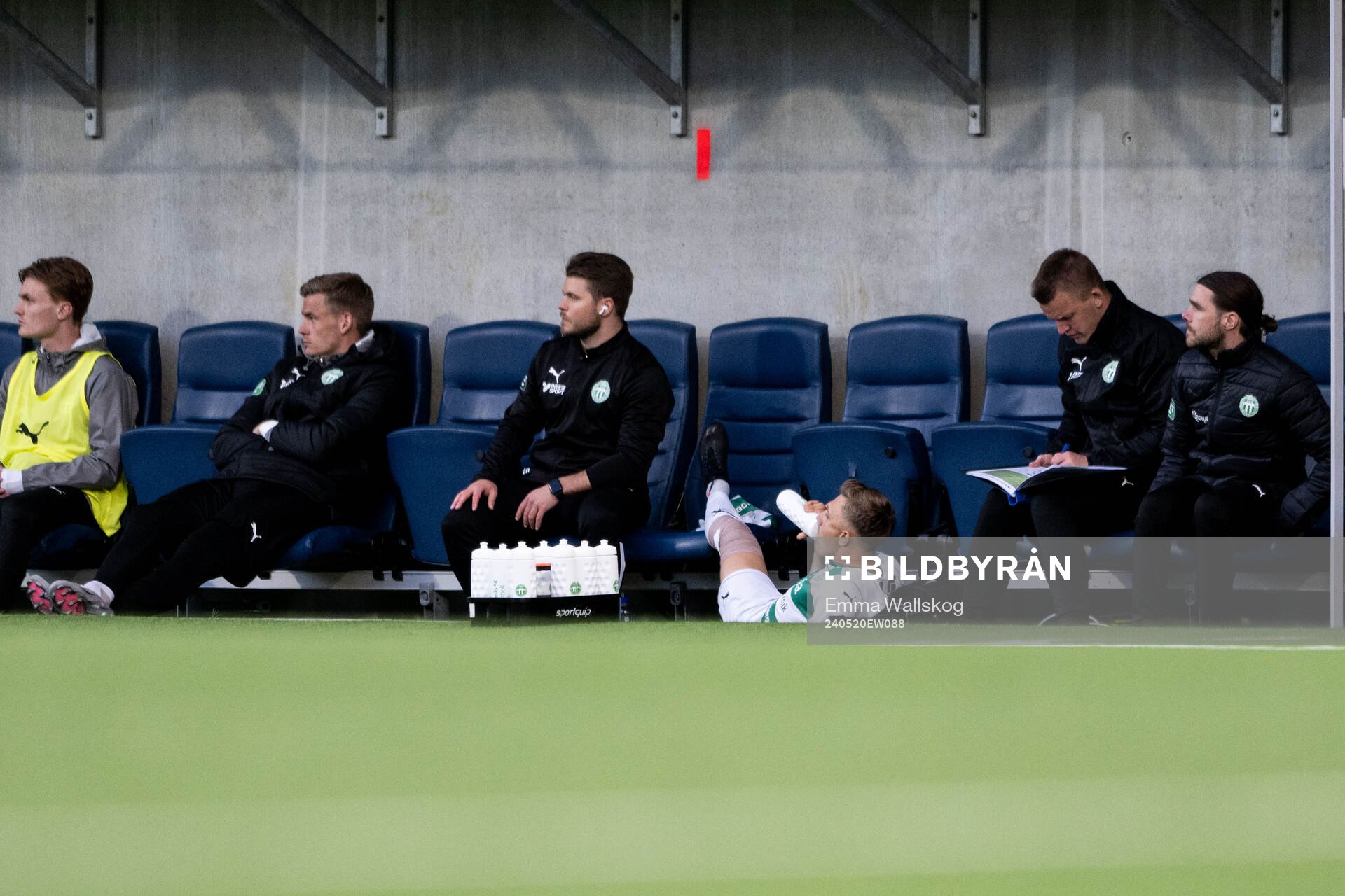 Västerås Simon Gefvert har ont under fotbollsmatchen i Allsvenskan mellan Sirius och Västerås den 20 maj 2024 i Uppsala. 