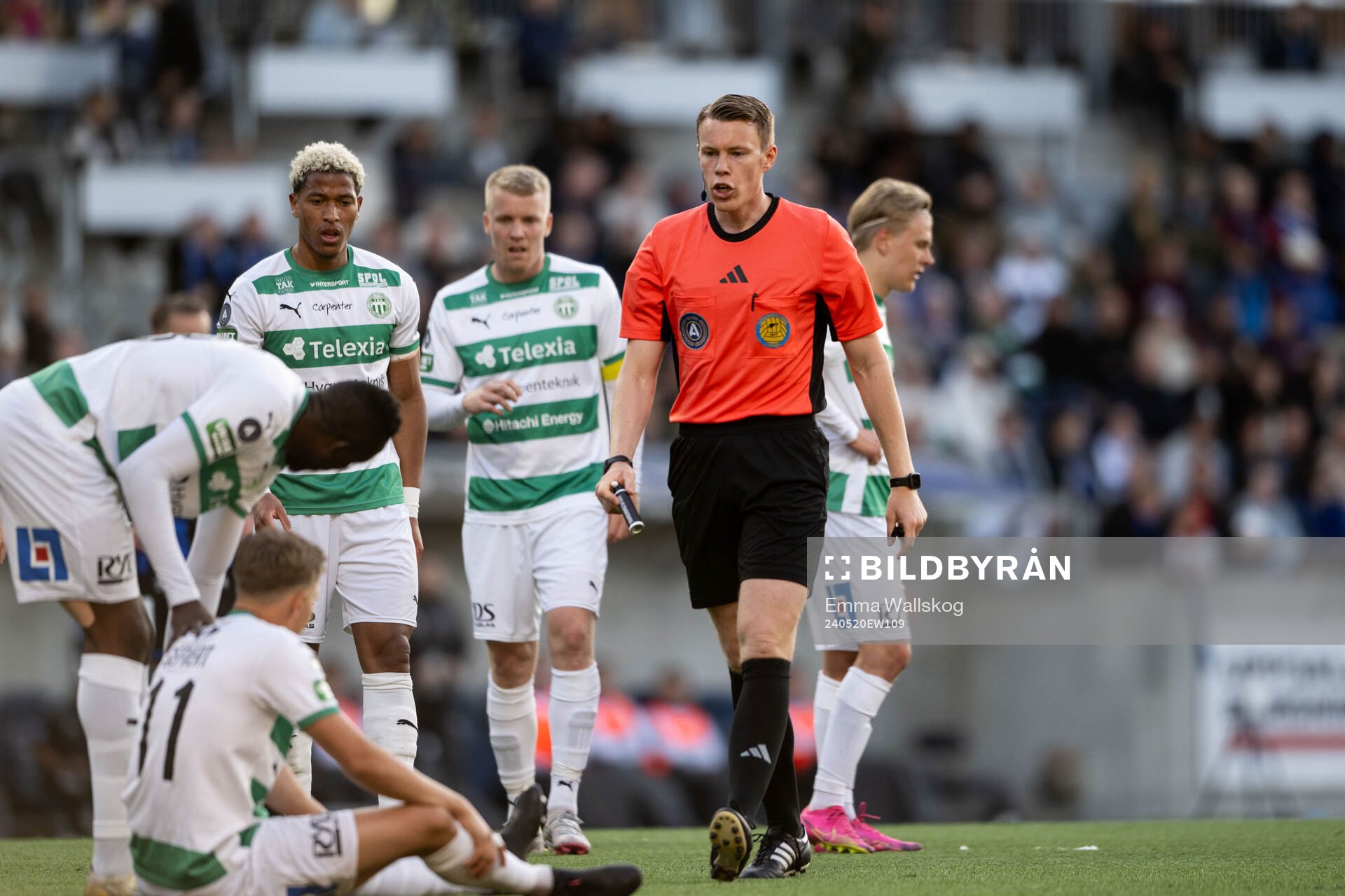 Västerås Simon Gefvert har ont och ses om av Domare Oscar Johnson under fotbollsmatchen i Allsvenskan mellan Sirius och Västerås den 20 maj 2024 i Uppsala.