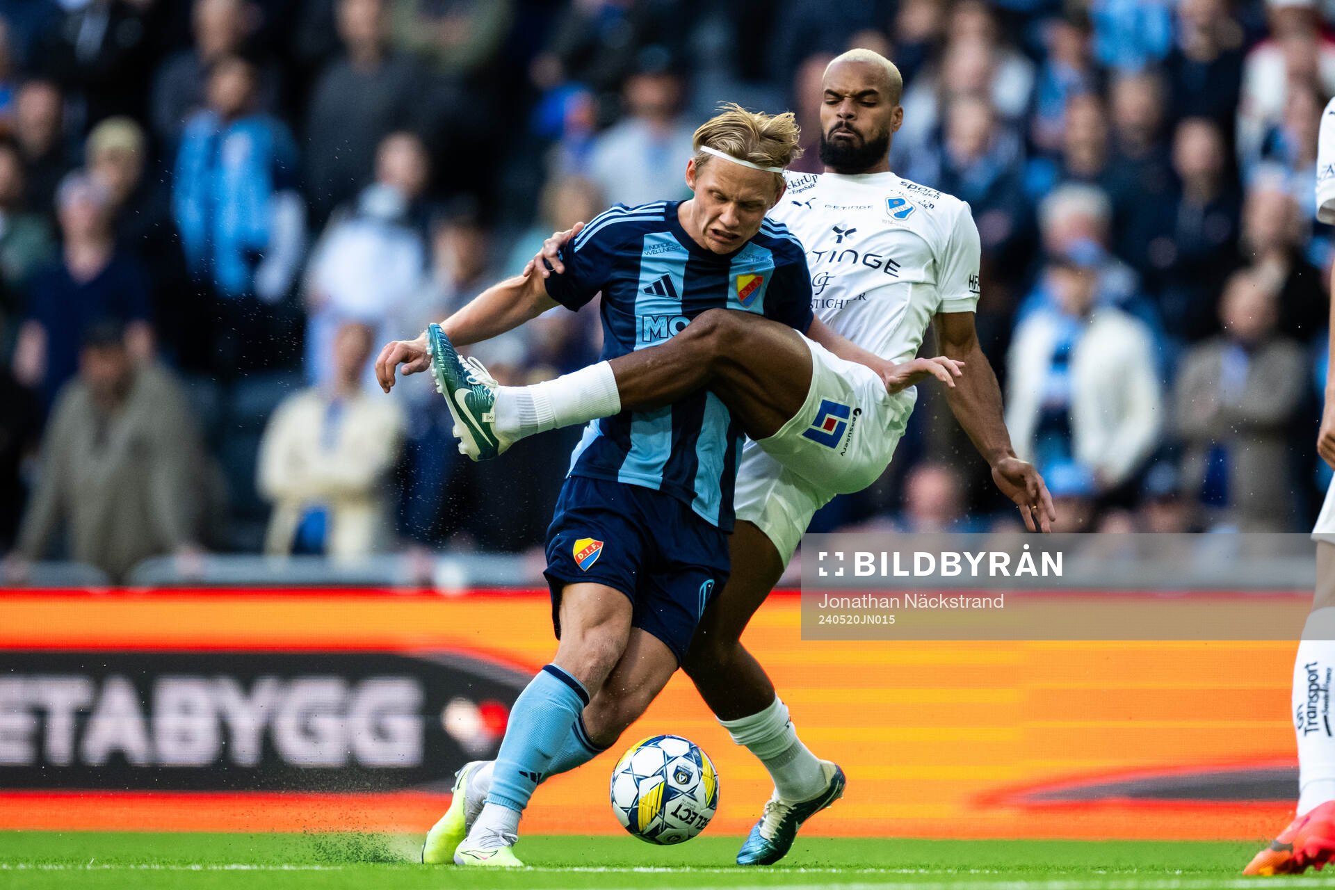 Djurgårdens Tobias Gulliksen och Halmstads Phil Ofosu-Ayeh