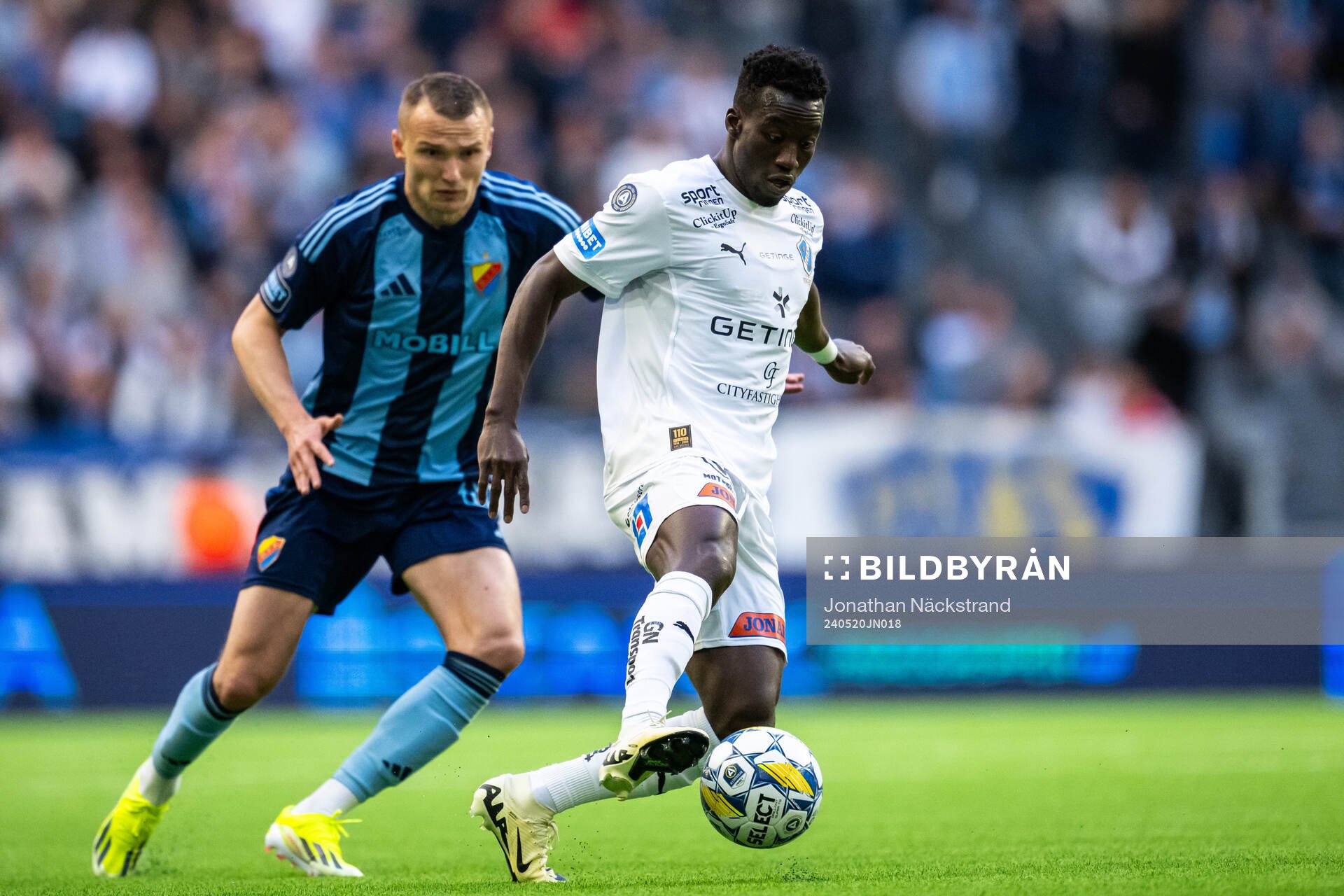 Halmstads Naeem Mohammed och Djurgårdens Piotr Johansson
