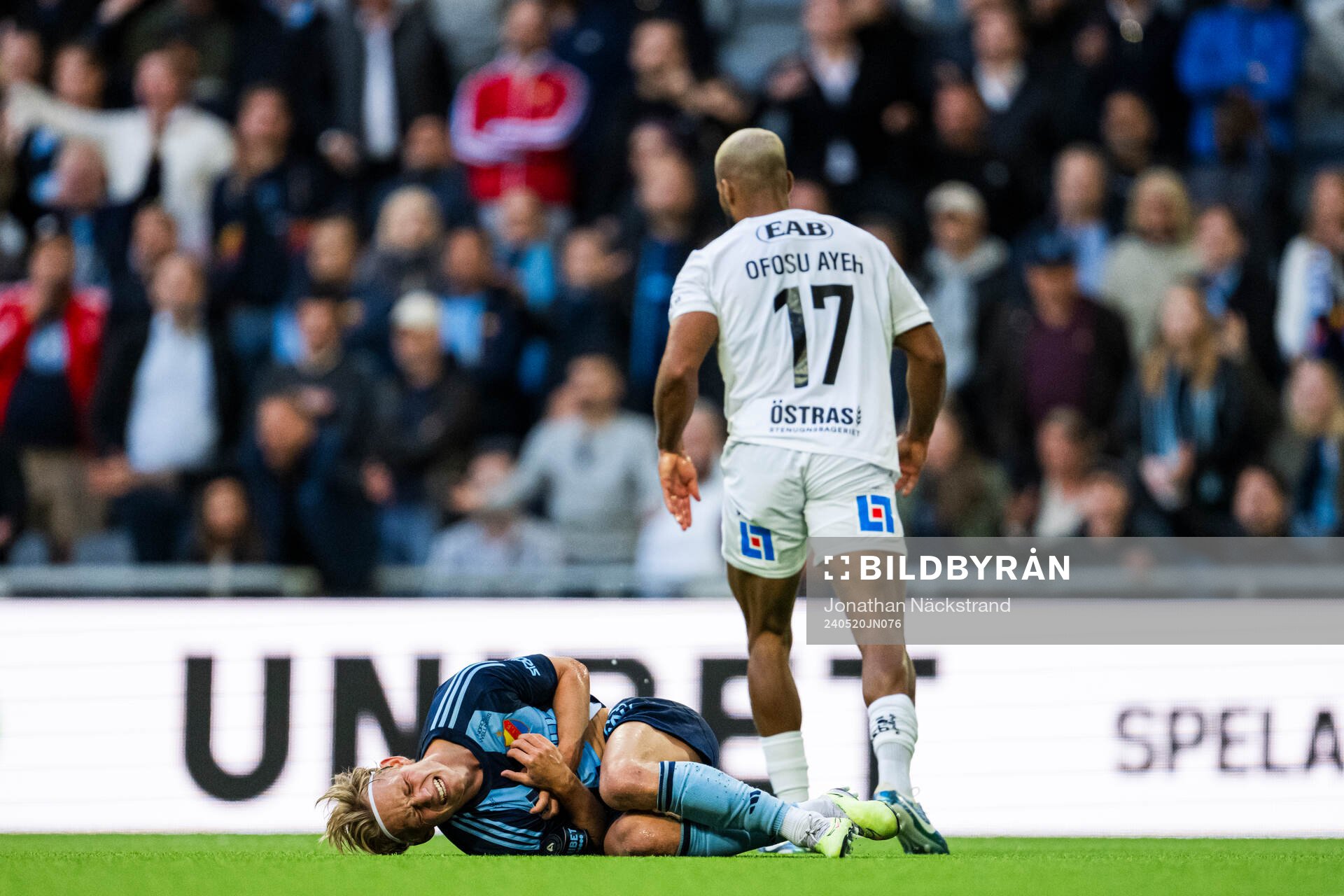 Djurgårdens Tobias Gulliksen har ont under fotbollsmatchen i Allsvenskan mellan Djurgården och Halmstad den 20 maj 2024 i Stockholm.
