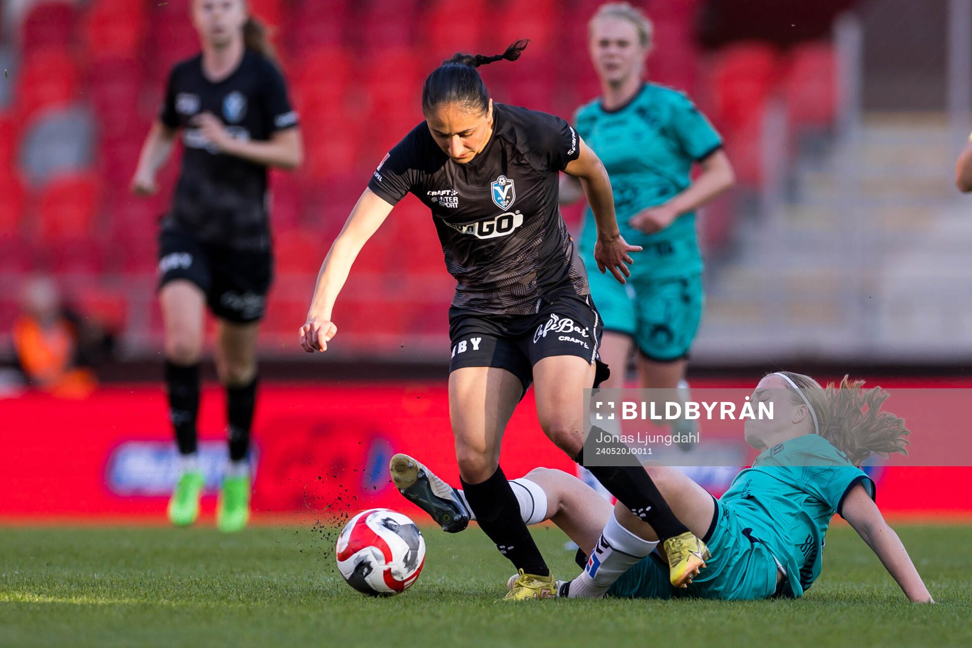 Växjö DFFs Nesrin Akgun och Kristianstads Emma Broddheimer under fotbollsmatchen i Damallsvenskan mellan Växjö DFF och Kristianstad den 20 maj 2024 i Växjö.