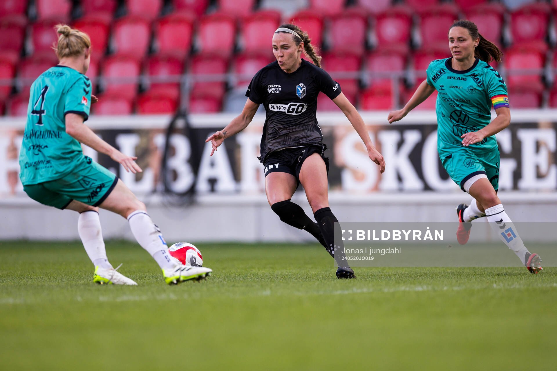 Växjö DFFs Larkin Russel och Kristianstads Alice Nilsson under fotbollsmatchen i Damallsvenskan mellan Växjö DFF och Kristianstad den 20 maj 2024 i Växjö.