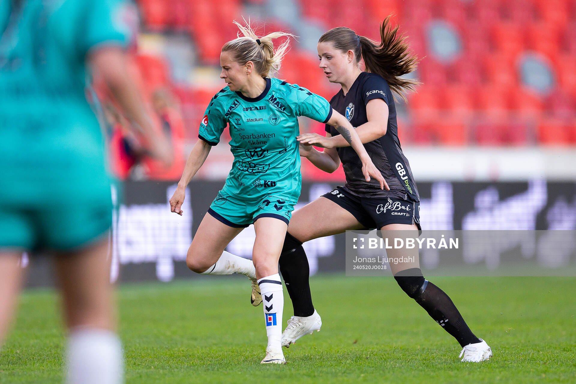 Kristianstads Emmi Alanen och Växjö DFFs Emma Holmqvist under fotbollsmatchen i Damallsvenskan mellan Växjö DFF och Kristianstad den 20 maj 2024 i Växjö.