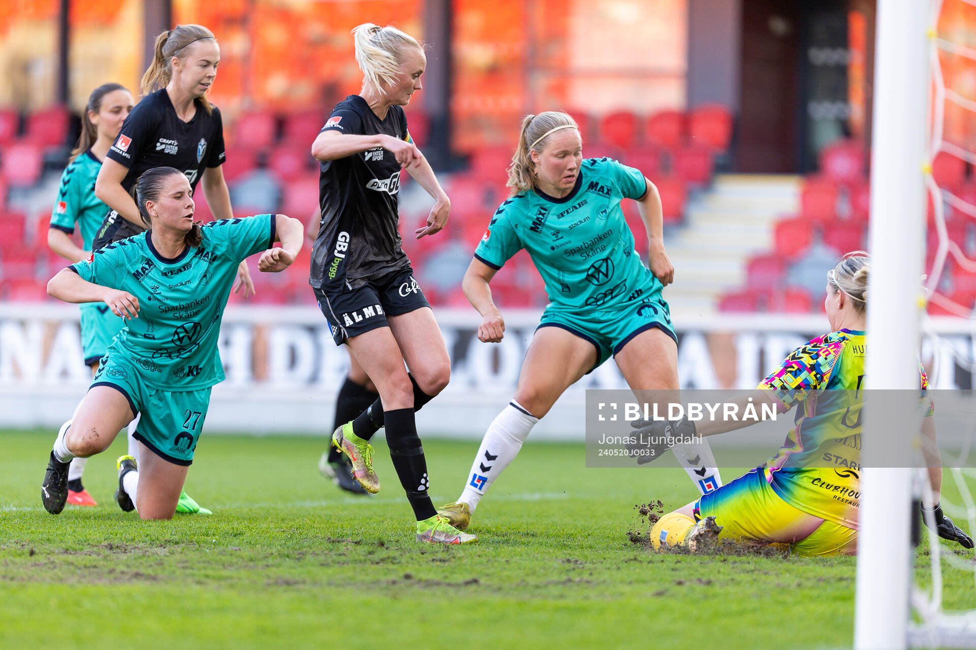 Växjö DFFs Emma Pennsäter oroar framför Kristianstads målvakt Moa Olsson under fotbollsmatchen i Damallsvenskan mellan Växjö DFF och Kristianstad den 20 maj 2024 i Växjö.