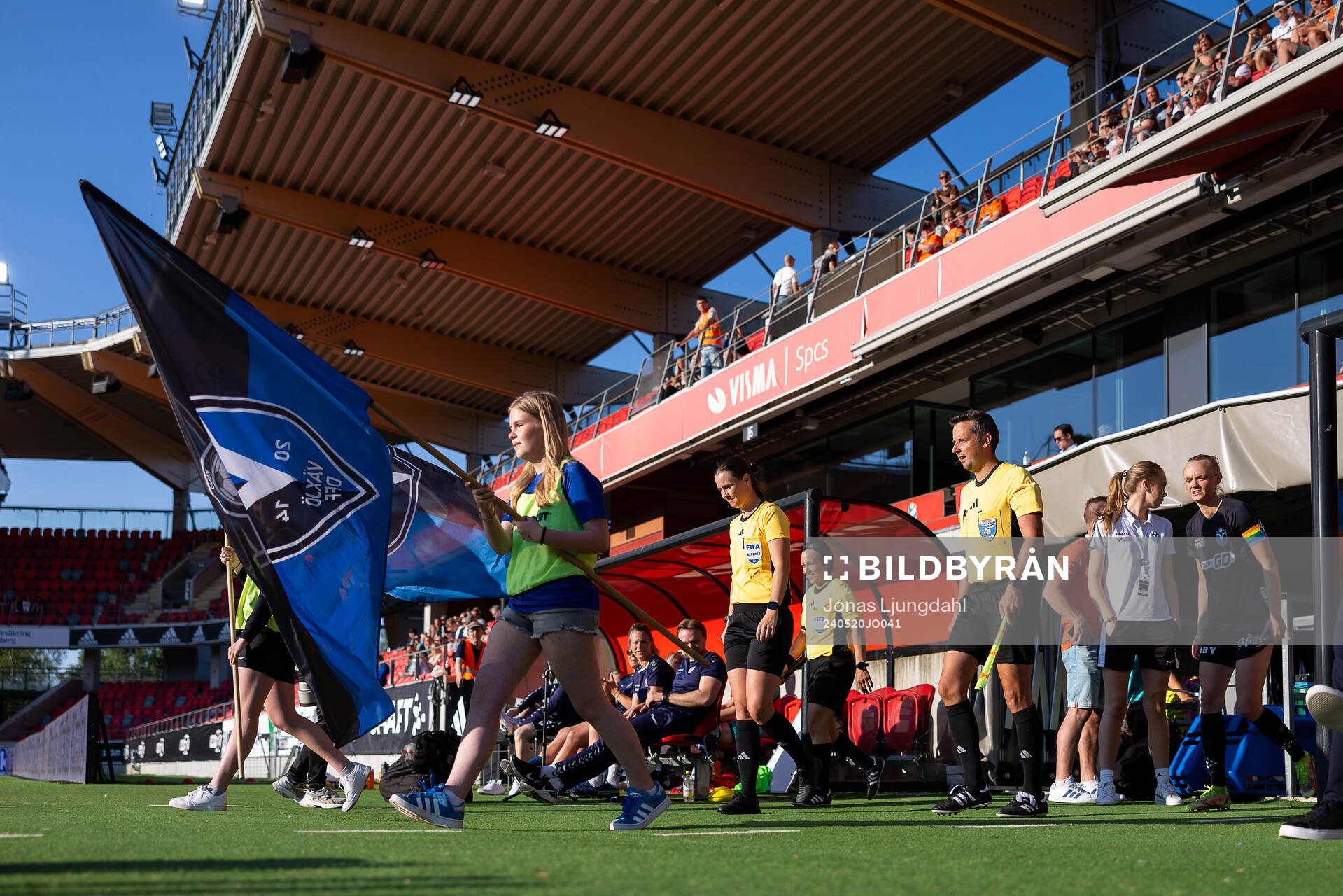 Inmarsch före fotbollsmatchen i Damallsvenskan mellan