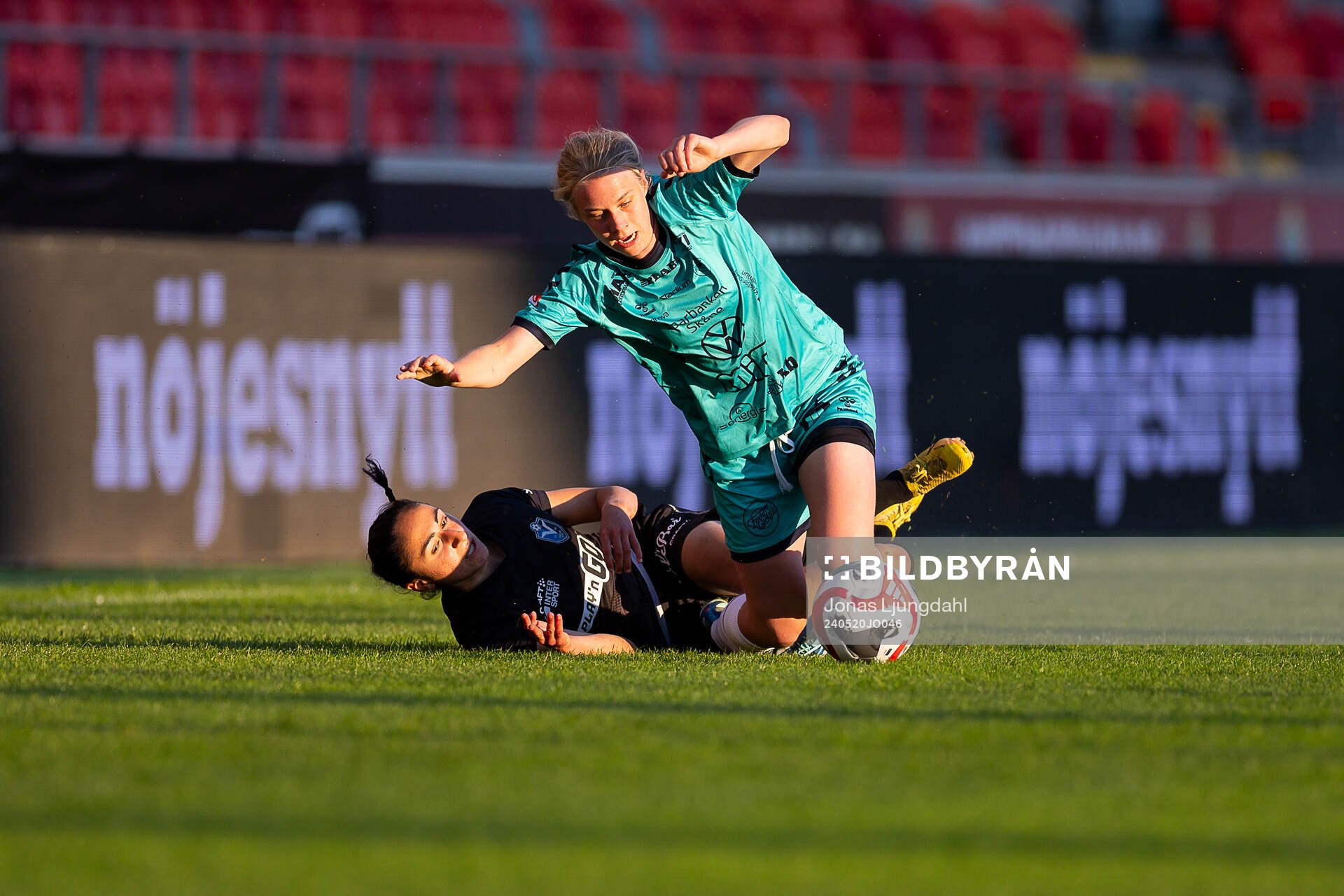 Växjö DFFs Nesrin Akgun och Kristianstads Katla Tryggvadottir under fotbollsmatchen i Damallsvenskan mellan Växjö DFF och Kristianstad den 20 maj 2024 i Växjö.