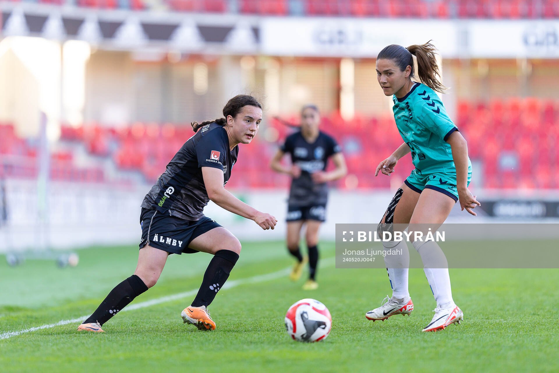 Växjö DFFs Victoria Svanström och Kristianstads Carly