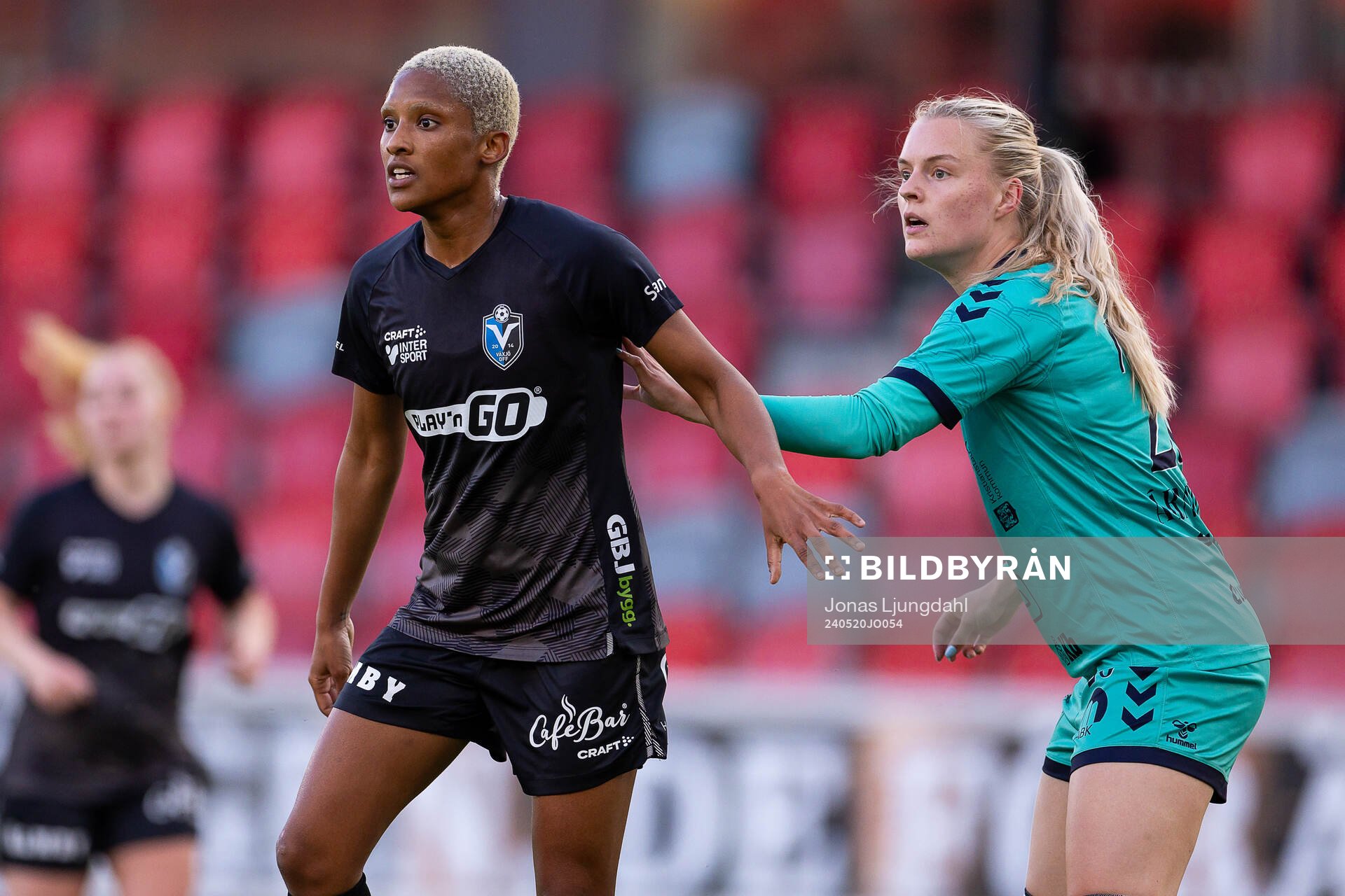 Växjö DFFs Eva Dessislava Dupuy och Kristianstads Emma Broddheimer under fotbollsmatchen i Damallsvenskan mellan Växjö DFF och Kristianstad den 20 maj 2024 i Växjö.