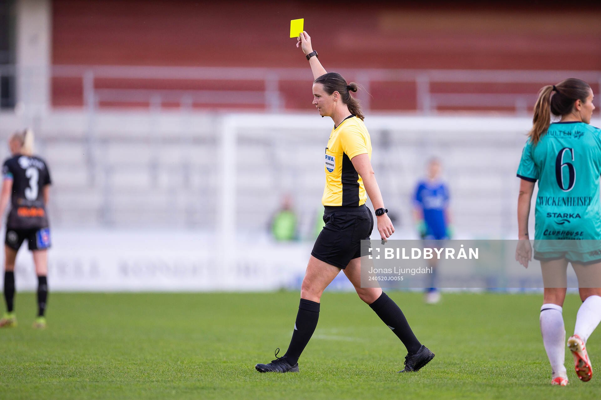 Domare Lovisa Johansson delar ut ett gult kort under fotbollsmatchen i Damallsvenskan mellan Växjö DFF och Kristianstad den 20 maj 2024 i Växjö.
