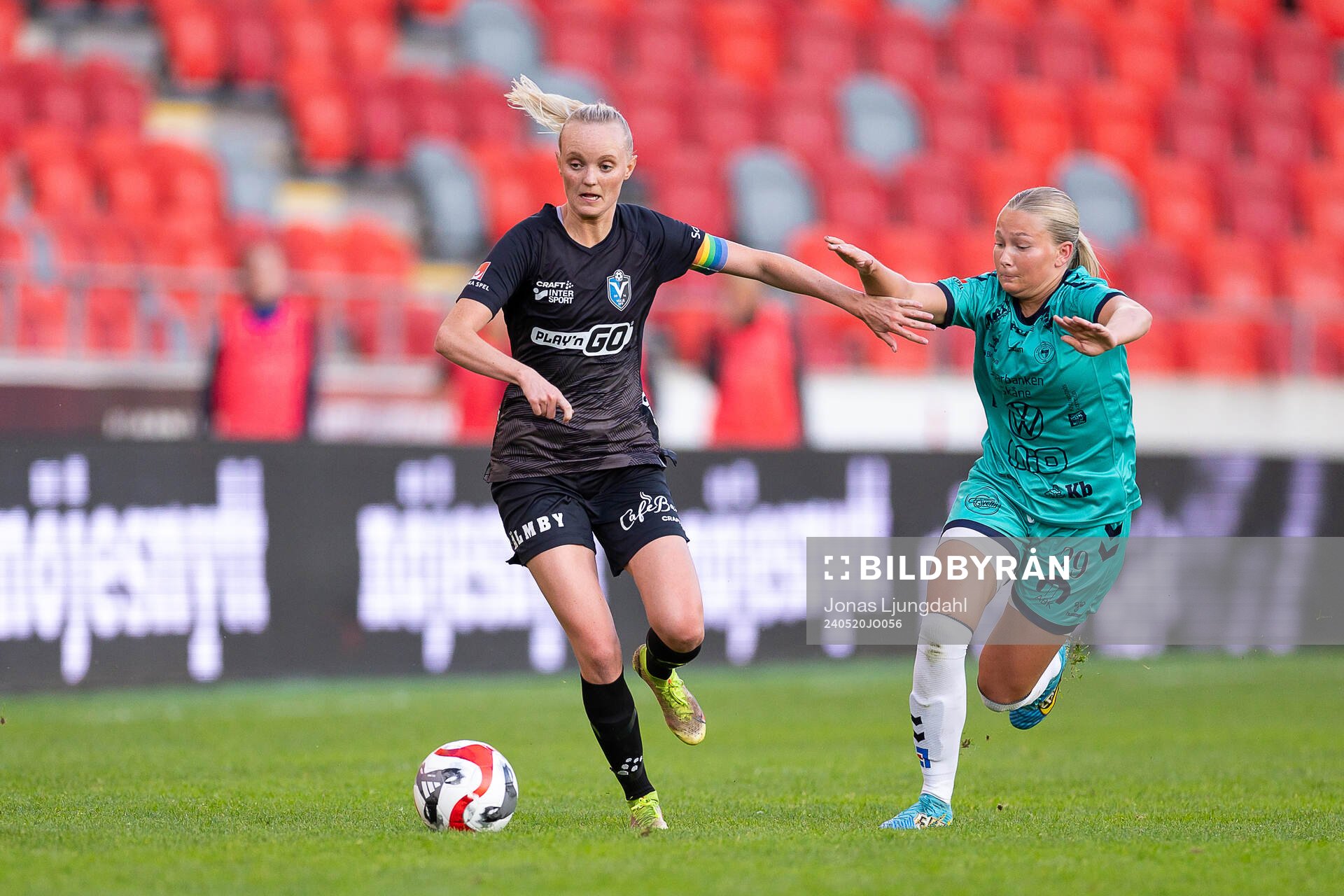 Växjö DFFs Emma Pennsäter och Tilda Sandén under fotbollsmatchen i Damallsvenskan mellan Växjö DFF och Kristianstad den 20 maj 2024 i Växjö.