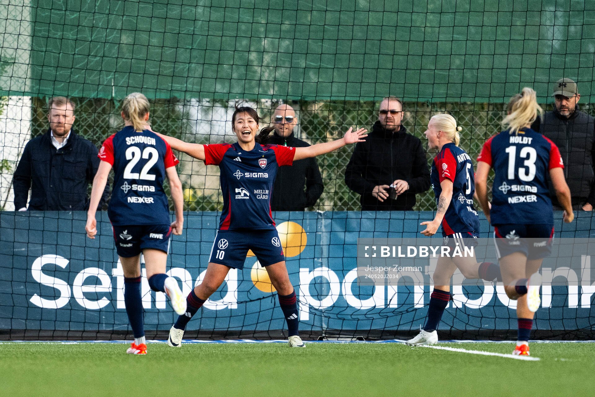 FC Rosengårds Momoko Tanikawa jublar