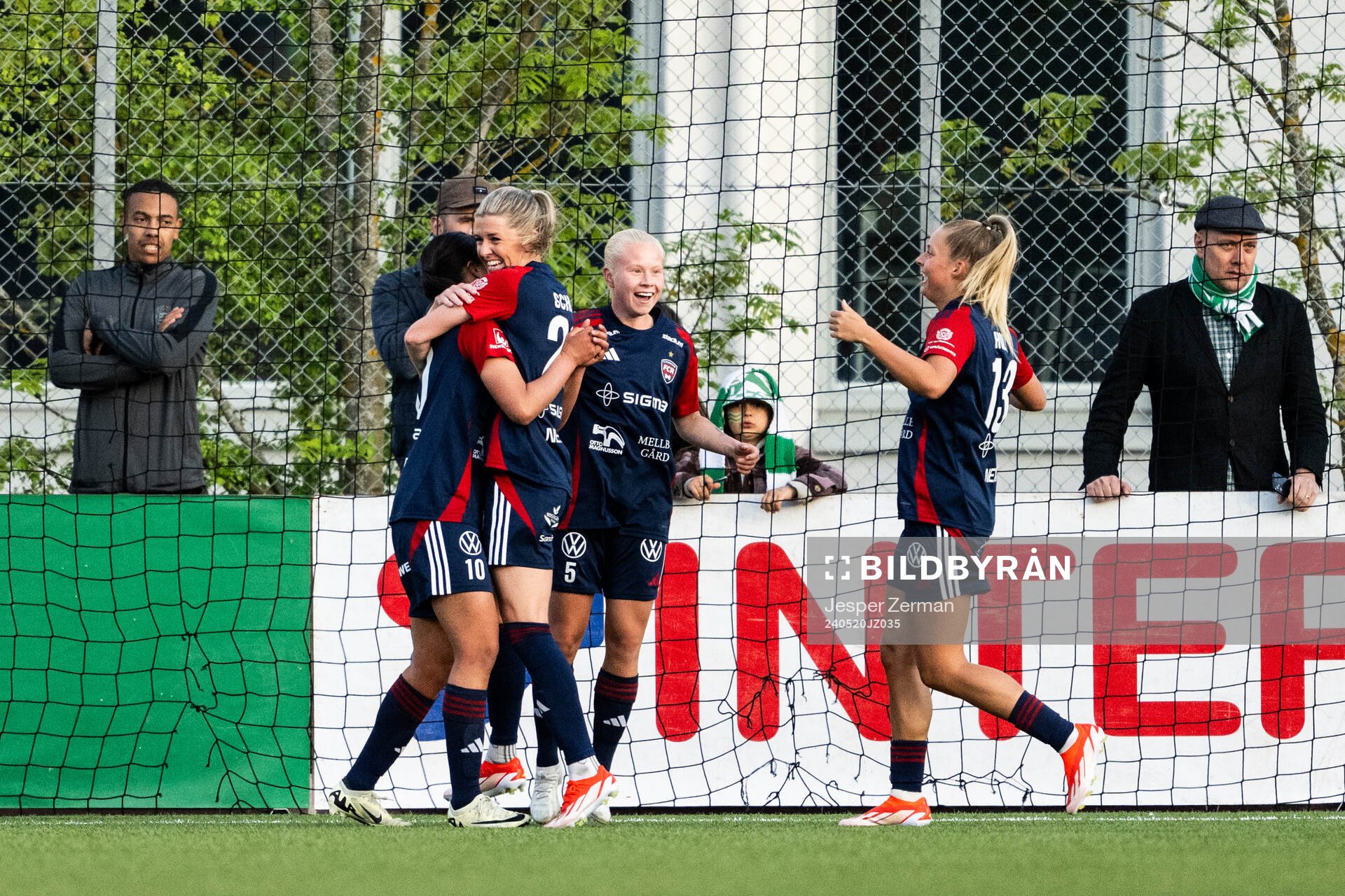 FC Rosengårds Momoko Tanikawa jublar med Olivia Schough